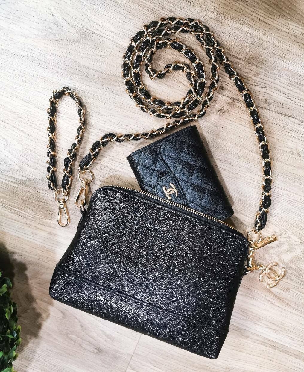 CHANEL Caviar Wristlet Crossbody Bag / Chanel Shoulder Bag With Chain กระเป๋าหนังลายเวียร์ปั๊มโลโก้แบรนด์ด้านหน้าสวยหรูดูแพง มาพร้อมจี้โลโก้แบรนด์ห้อยสีทองเก๋ๆน่ารัก