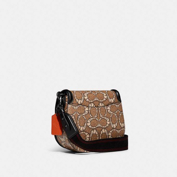 OUTLET 】COACH C6972 COACH x MICHAEL B. JORDAN WITH BEAT SADDLE BAG คอลเลคชั่นใหม่ ดีไซน์สุดชิค มาให้สวยในไทยก่อนใคร กับกระเป๋าทรง saddle ที่พิเศษมากๆมาพร้อมสายสะพาย 2 เส้น ใช้คู่กันหรือแยกสะพายก็สวยครบสูตร กระเป๋าสะพายทรง saddle คลาสสิค วัสดุหนังแคนวาสสลั