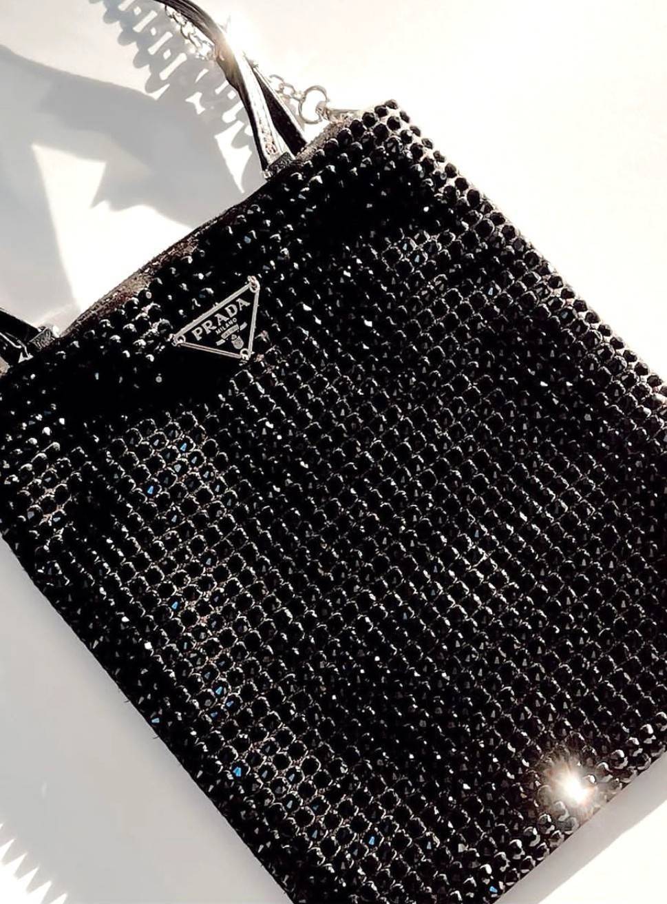 เซทสุดคุ้ม! ซื้อ1ได้ถึง3 PRADA CRYSTALS MINI TOTE BAG WITH KEYCHAIN AND VACUUM BOTTLE VIP สวยหรูดูดี items นี้คุ้มมากๆได้ถึง3อย่างทั้งกระเป๋าสะพาย(พร้อมสายโซ่)+พวงกุญแจ+กระบอกน้ำครบชุด ไอเท็มแนะนำน่าใช้ควรค่านักสะสม