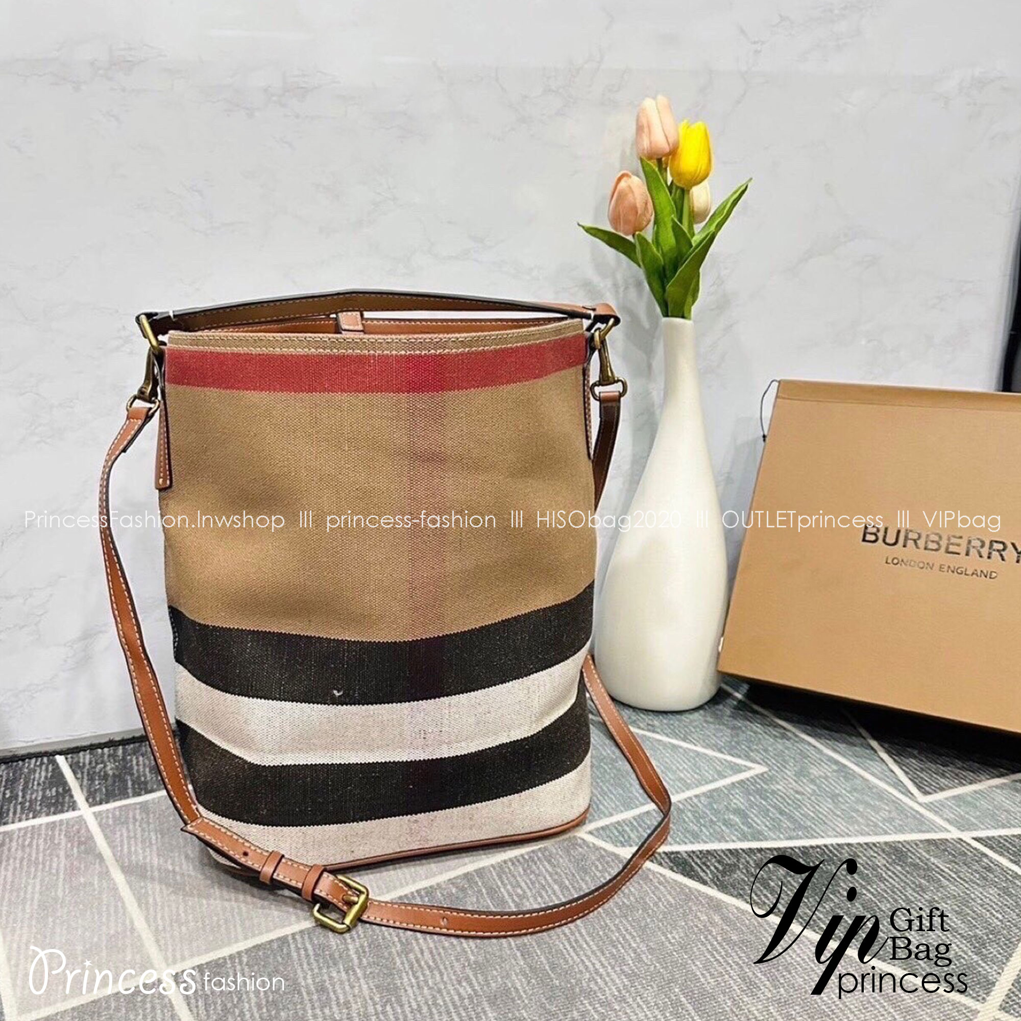 Burberry Ashby In Canvas Check And Leather / BURBERRY VINTAGE CANVAS BUCKET BAG 10" กระเป๋าถือทรงโท้ทผ้าแคนวาสพิมพ์ลายแบรนด์มาพร้อมสายยาวสายหนังแบบถอดใช้งานได้ วัสดุผ้าCanvas เนื้อหนาซับในอย่างดี ลายแบรนด์สวยมากคะ