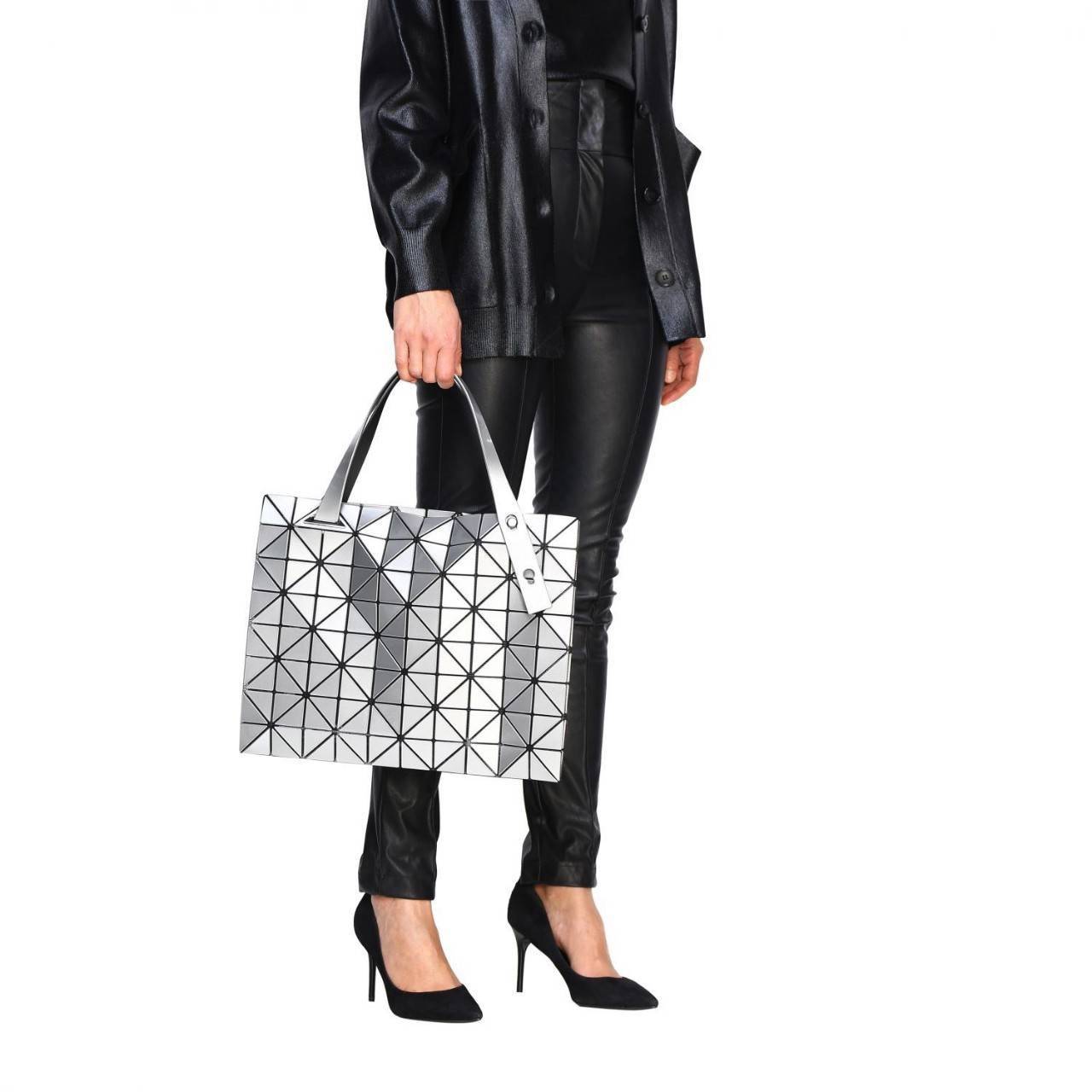 Bao Bao Issey Miyake ROCK MATTE ซีรีส์นี้จะเป็นทรงสี่เหลี่ยมผืนผ้า มีซิปปิดด้านบน ถือเป็นรุ่นที่เหมาะกับการใช้งานในชีวิตประจำวัน สามารถพับมุมและบริเวณด้านล่างของกระเป๋าเพื่อเพิ่มความสะดวกสบายในการใช้งาน ทั้งยังช่วยให้วางกระเป๋าในแนวตั้งได้อีกด้วย แผ่นต่อส