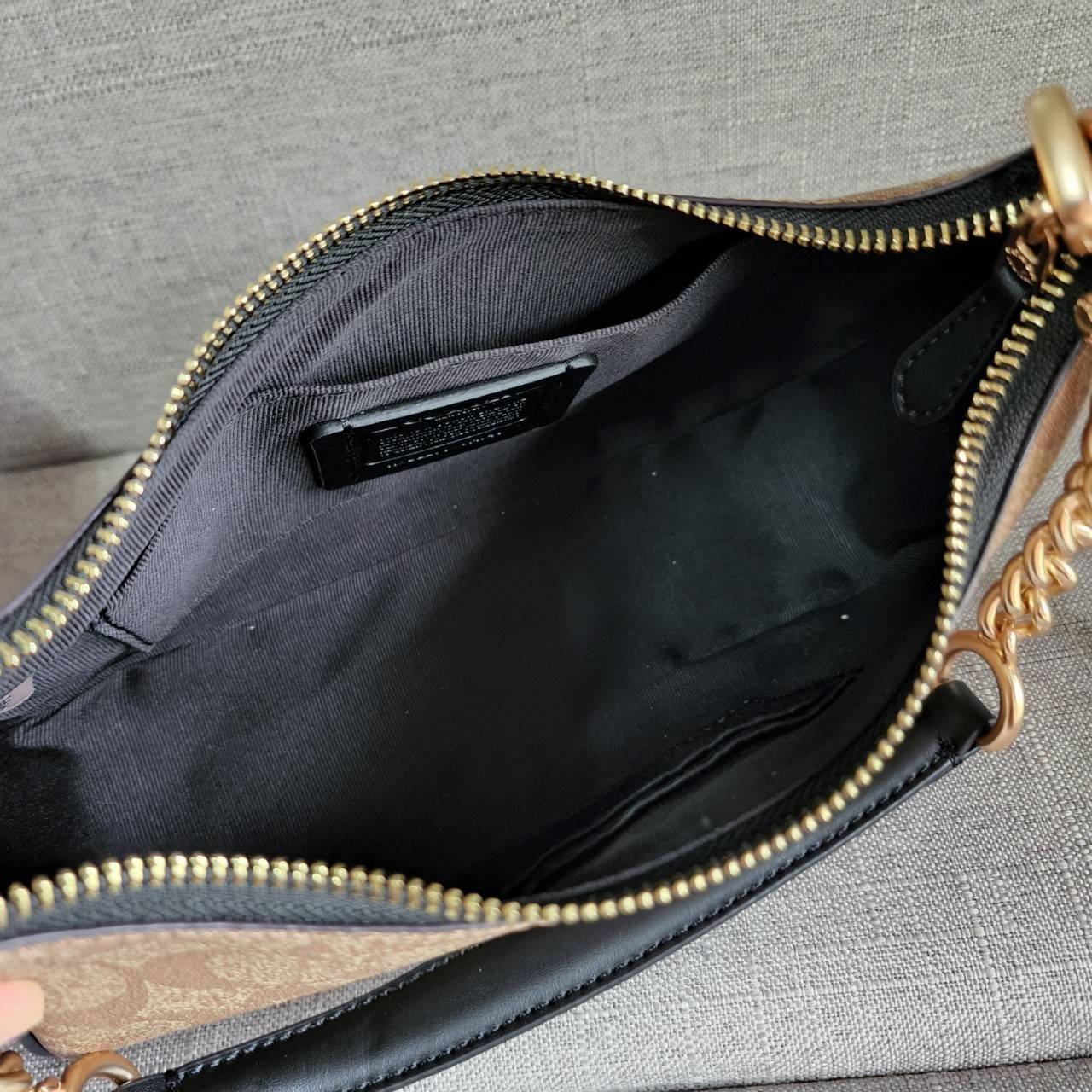 พร้อมส่งครบสี สวยทุกสีเลยค่า😘 ((CA173//CA209//CA548)) COACH TERI SHOULDER BAG 🔹กระเป๋าทรงพอช ในรูปแบบหนังแท้ หนังนิ่มสวยมากค่ะ