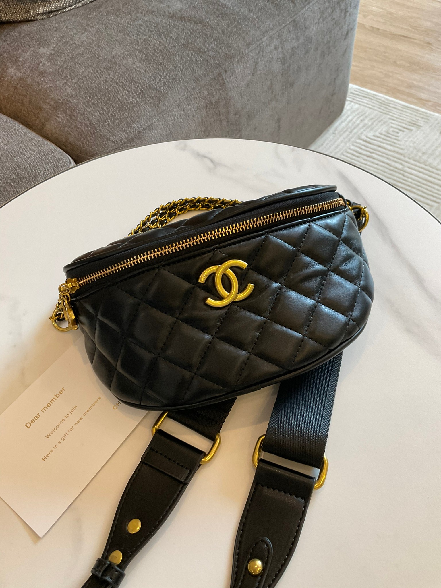 Chanel Belt bag black / CHANEL VIP GIFT CAVIER BAG CHANEL VIP GIFT BAG กระเป๋าคาดอกสุดเก๋ ที่กำลังมาแรงมาในตอนนี้ ตัวกระเป๋าเป็นหนังพียูพรีเมี่ยม อะไหล่ทองวินเทจทั้งใบ ด้านหน้าประดับโลโก้แบรนด์ เปิดปิดด้วยซิปยาว ด้านในใส่กระเป๋าสตางค์สั้นได้ มาพร้อมสายยาว