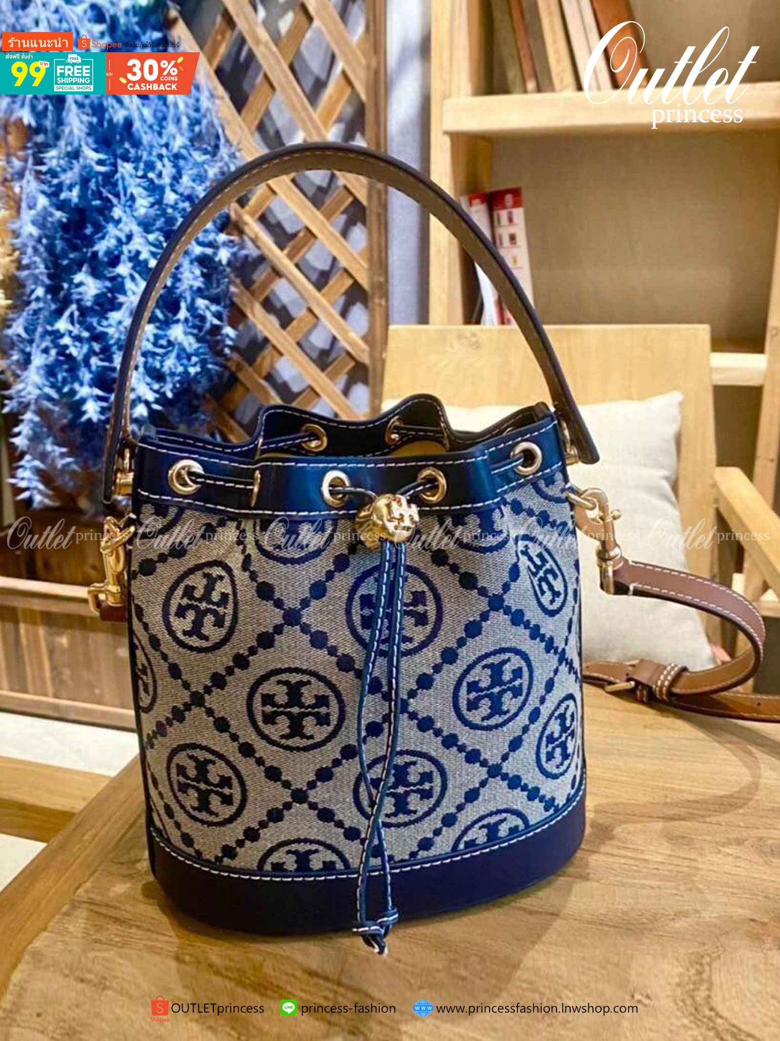 ของแท้ 💯% TORY BURCH Monogram Jacquard Bucket Bag กระเป๋าถือหรือสะพายไหล่ วัสดุผ้า Canvas โลโก้ Jacquard ทรงถัง ตั้งอยู่ทรง กระเป๋าปักลายแบรนด์ สวยหรู สายยาว Crossbody ได้ เปิด-ปิด โดยเชือกรูด เปิด-ปิดพร้อมสลับที่ประดับโลโก้ สวยหรู คุณนาย สุดๆ ไปเ