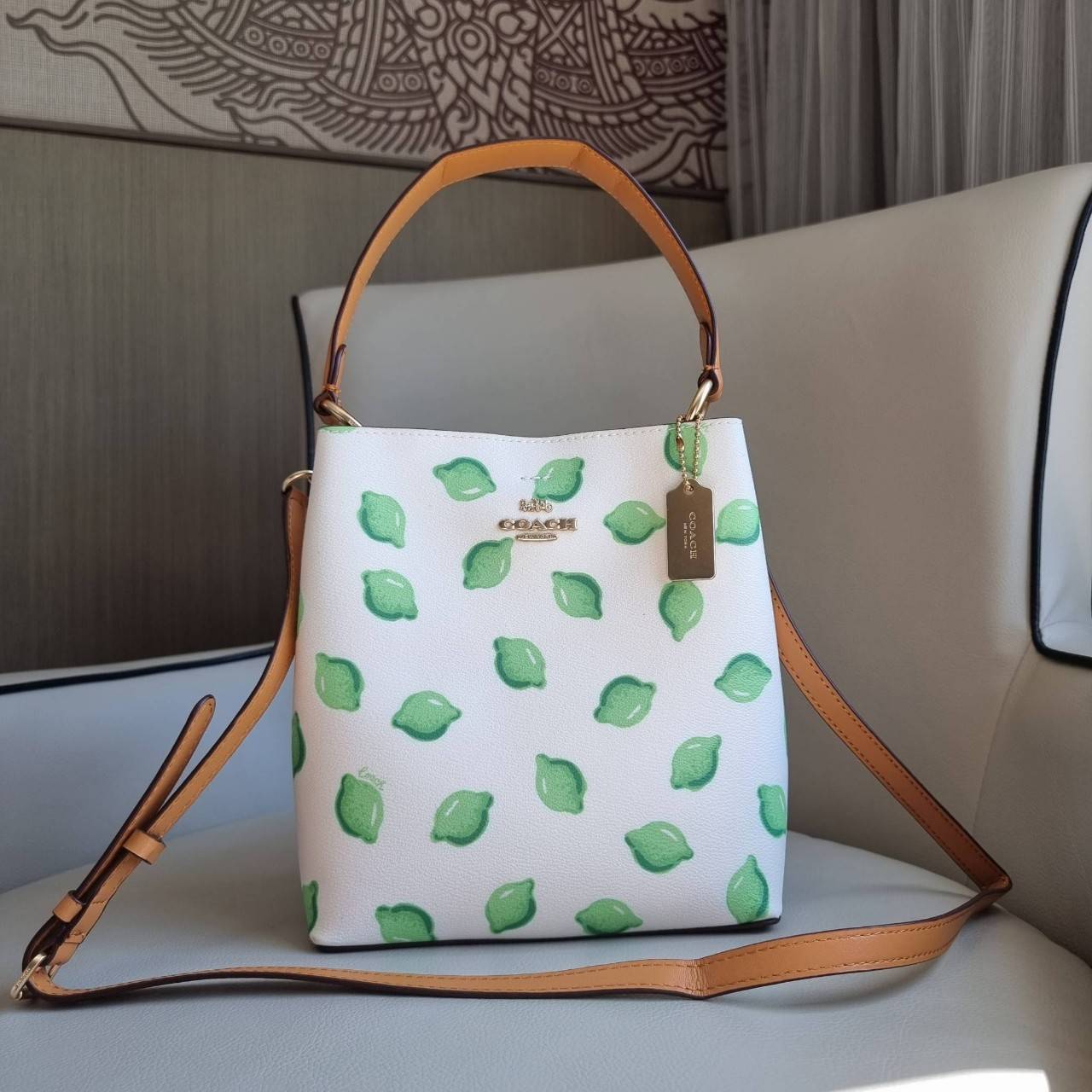 OUTTLET 】COACH 1625 SMALL TOWN BUCKET BAG WITH LIME PRINT ต้อนรับปีใหม่ด้วยความสดใส กับรุ่นยอดนิยม กระเป๋าทรงบัคเก็ตไซส์เล็ก ดีไซน์ลวดลายจี๊ดจ๊าด น่าใช้จริงจัง วัสดุหนังแคนวาสเคลือบลาย สวยคมแซ่บมากๆ เปิด-ปิดด้วยกระดุมแม่เหล็กทั้ง 2 ฝั่ง ภายในเป็นช่องโล่ง 