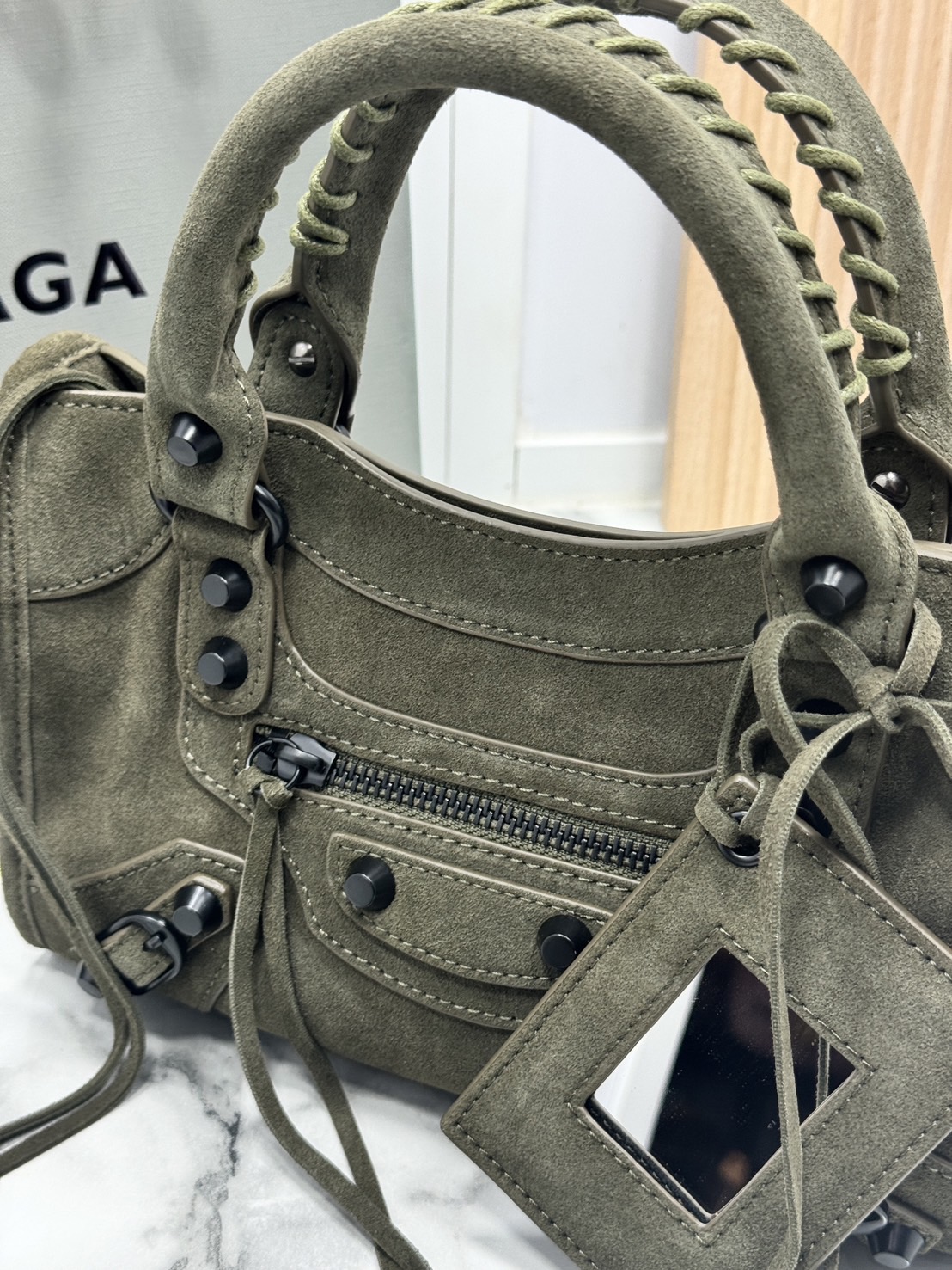 ORI หนังแท้ | Balenciaga Le City suede bag กระเป๋าถือ/สะพายข้างดีไซน์โดดเด่นสวยเท่ล้ำสมัย ใหม่ล่าสุดงานหนังกลับที่สุดแห่งความไอคอนิกไม่เหมือนใคร มีกิมมิคและลูกเล่นแพรวพราว