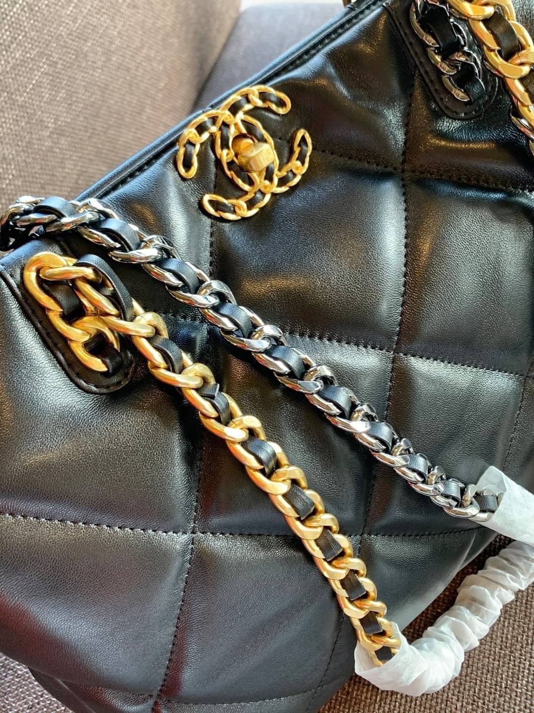 CHANEL SHOPPING BAG พร้อมส่ง ใหม่ล่าสุด และที่สุดของที่สุด กระเป๋าหนังแกะสังเคราะห์อย่างดี ใบใหญ่ 📌หนังนุ่มมากๆ ลายนวม หนังมีความลื่นเงาค่ะ 🌟โดดเด่นด้วยโลโก้แบรนด์และสายสะพายไหล่ใช้โลหะอย่างดีแถมสวยและหรูมากๆเลย ภายในกระเป๋ากว้างใส่สัมภาระ