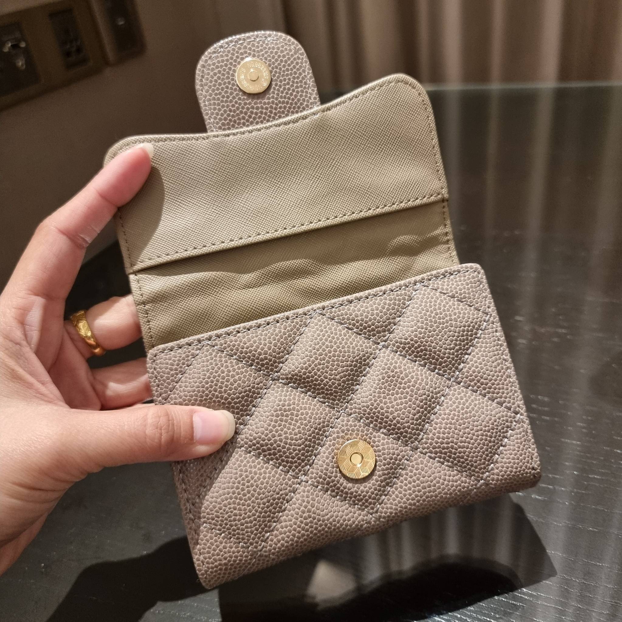 VIP 】มาแล้วจ้า!! รุ่นแนะนำ!! ฮิตติดใจสาวๆ!! กระเป๋าสตางค์ใบสั้นรุ่นฝาพับ จาก Chanel premium for gift เรียบหรู ดูไฮน์ วัสดุหนังสังเคราะห์ลายคาร์เวีย ด้านในเป็นหนังซาฟเฟียโน่ เปิด-ปิดด้วยกระดุมแม่เหล็ก ภายในกระเป๋ามีช่องใส่บัตร ใส่ธนบัตรได้ ดีไซน์เรียบหรูตา