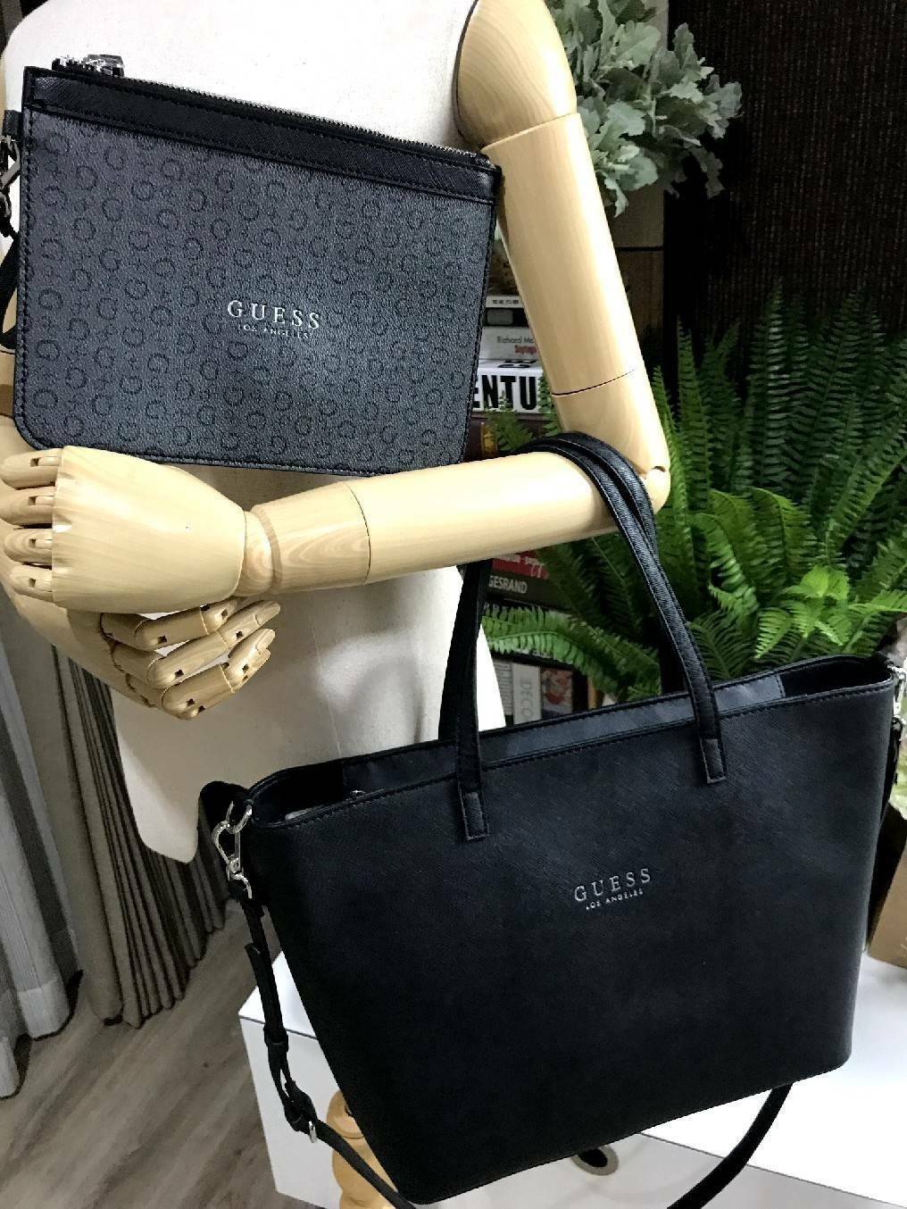 GUESS LARGE SHOPPER BAG WITH POUCH กระเป๋าสะพายรุ่นใหม่ล่าสุดจาก GUESS FACTORY หนัง Saffiano สวยหรูอยู่ทรง ด้านหน้ามีโลโก้แบรนด์ ด้านหลังมีช่องใส่ของ หูหิ้วสะพายไหล่ได้มาพร้อมสายสะพายยาวถอดได้ปรับได้ มีกระเป๋าใบเล็กเข้าชุดกันห้อยที่หูหิ้ว ใบเล็กถอดเเยกใช้