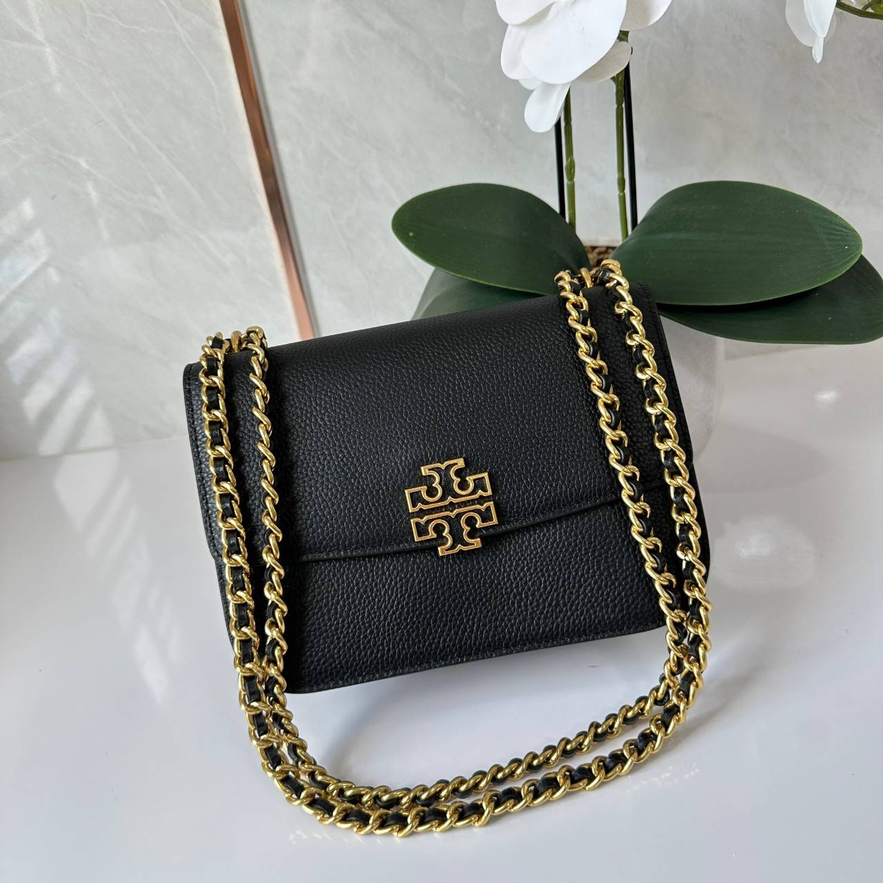 Tory Burch Britten Small Convertible Shoulder Bag คอลเลคชั่นใหม่สุดเรียบหรู กระเป๋าสะพายไหล่หรือสะพายข้าง วัสดุหนังอย่างดี