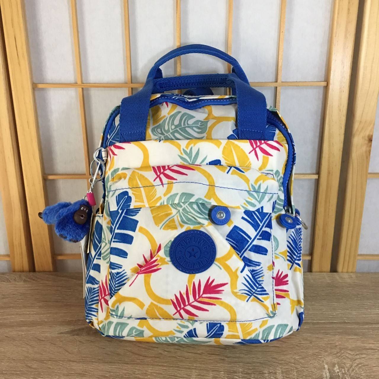 Kipling Mini Backpack K12688 กระเป๋าขนาดมินิ ใช้งานได้ถึง 3 แบบ ปรับเป็นเป้สะพายหลัง สะพายข้าง และมีหูหิ้ว ลวดลายสวยน่ารัก มีช่องเก็บหลายช่องแยกเก็บของจุกจิก ด้านข้างมีช่องโล่งไว้ใส่ขวดน้ำหรือของที่ต้องหยิบใช้บ่อยครั้ง สะพายได้กับสาวทุกลุคเลยค่ะ ไม่ควรพลา