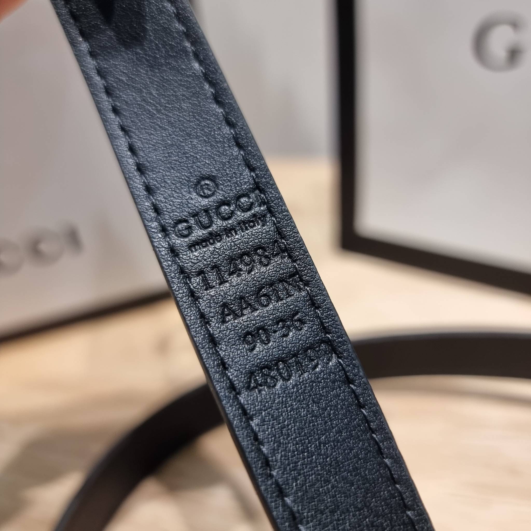 GUCCI BELT LEATER 2mm / GG belt box set เข็มขัดกุชชี่รุ่นคลาสสิค เรียบง่าย ผู้ดี เป็นซิกเนเจอร์ ด้วยดีไซน์ double buckle อะไหล่สีทองวินเทจ ทำให้ใช้งานเป็น everyday use ได้เลย พร้อมออริจินัล box ที่สุดของการคอมพลีทลุทด้วยเข็มขัดเส้นนี้เส้นเดียวได้เลย แนะนำ