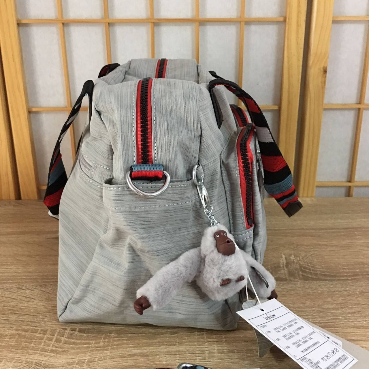 Kipling K13636 Defea Handbag ใช้สำหรับถือ/สะพายข้างได้ค่ะ สายถอดออกได้ ด้านหน้ามี 2 ช่องซิปและยังช่องซิปเชียงและช่องอื่นอีก ด้านหลังมีอีก 1 ช่องซิปยาวค่ะ ปากกระเป๋าหลักด้านบนปิด 2 ซิป ก้นมีฟองน้ำกันกระแทก มีช่องซิปอีก 1 ช่อง ช่องเล็กอีกตามรูป ใช้ได้ทุกโอก