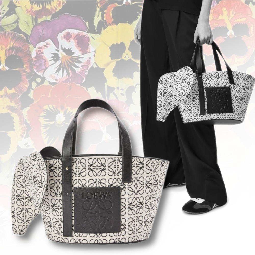 LOEWE Canvas Elephant Bag In Anagram Print คอลเลคชั่นใหม่ล่าสุดเลยค่ะ น้องช้างน่ารักมากมาย งานแบรนด์หรูจากประเทศสเปน โลเอเว่ (LOEWE) กระเป๋ารูปทรงช้างเป็นเหมือนหนึ่งในซิกเนเจอร์ของแบรนด์ ดีไซน์คงเอกลักษณ์วัสดุ Anagram Canvas Jacquard Fabric ผสมผสานกับหนัง