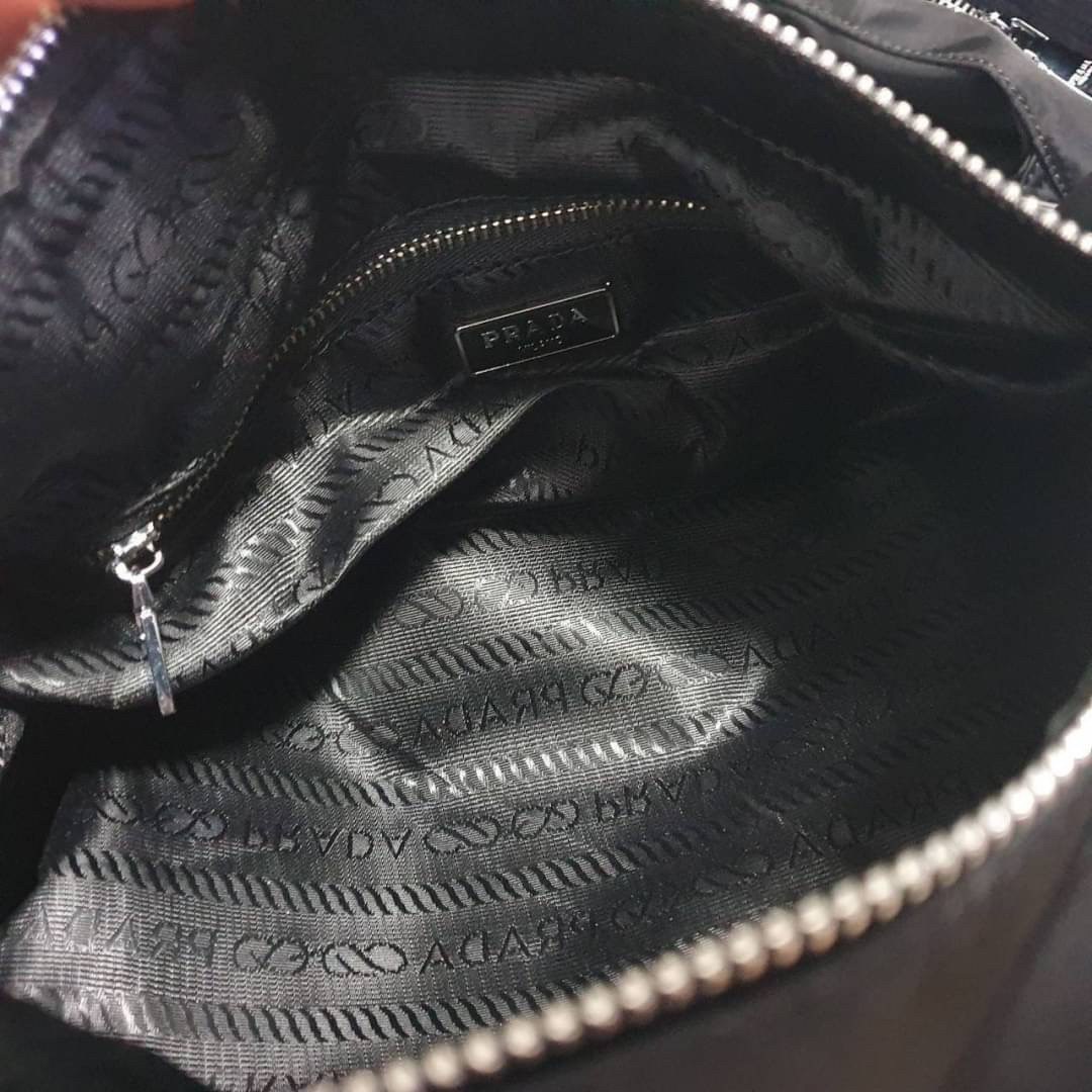 Prada Handbag New Collection วัสดุทำจากผ้า Nylon กันน้ำได้คะ