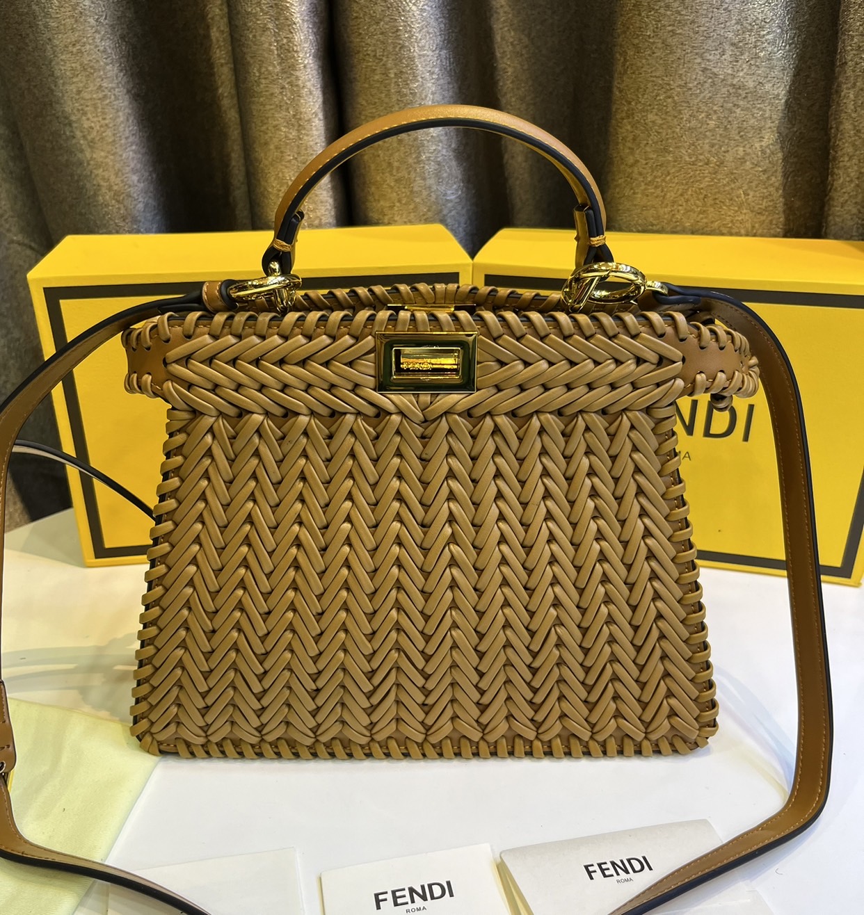 พร้อมส่ง 3 สี FENDI Peekaboo ISeeU Medium interlace leather bag กระเป๋าสะพายดีไซส์สาน ใช้ได้ 2 ด้าน 🧡 เกรดออริจินอล 1:1 สลับแท้