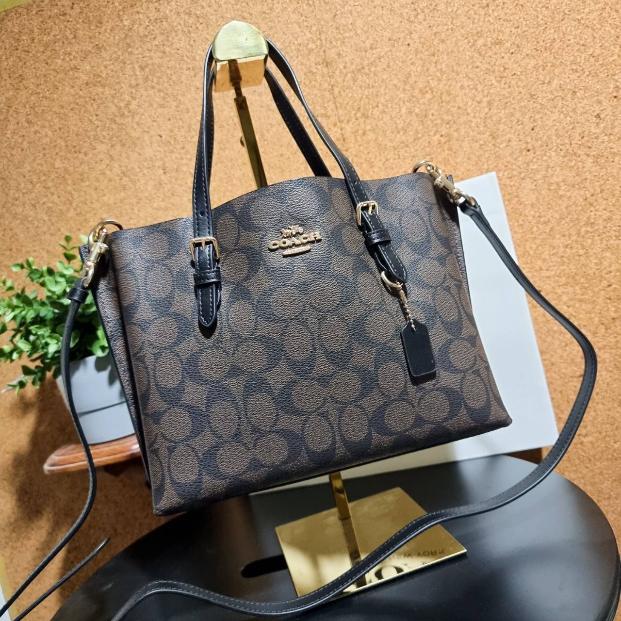 COACH C4250 MOLLIE TOTE 25 IN SIGNATURE CANVAS น้องมาแล้วจ้าาา ใหม่ล่าสุด กระเป๋าโท้ทไซส์เล็กที่สาวๆตามหา ดีไซน์คลาสสิคเหมือนเดิม เพิ่มเติมคือสะดวกขึ้นเยอะ!! ย่อส่วนมาจากใบใหญ่เป๊ะๆ น่ารักน่าใช้มากๆ วัสดุหนังแคนวาสเคลือบลาย ภายในโล่งกว้าง มีช่องซิปกลางใส่
