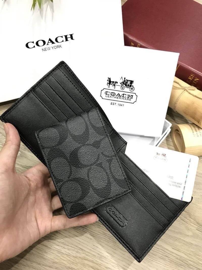 COACH SHORT WALLET WITH CARD POCKET ซื้อ1ได้ถึง2! กระเป๋าสตางค์และกระเป๋าใส่บัตรหนังปั้มลาย Signature รอบใบสวยคลาสสิค ภายในกระเป๋าสตางค์มีช่องใส่ธนบัตรแยกสองช่องเป็นสัดส่วนและมีช่องใส่บัตรหลายช่อง ซับในพิมพ์เเบรนด์ Namecard Pocket สามารถเเยกใช้ได้ มาใน CO