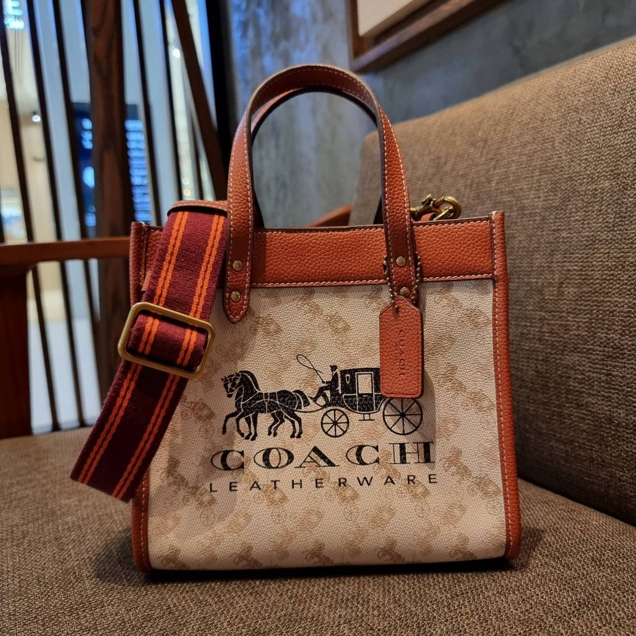 COACH C8456 FIELD TOTE 22 WITH HORSE AND CARRIAGE PRINT AND CARRIAGE BADGE คอลเลคชั่นสุดคลาสสิค ต้อนรับซัมเมอร์ ทั้งสดใสและร้อนแรง สวยหรูดูแพงในไอเท็มเดียว กระเป๋าทรงโท้ท ไซส์กำลังสวย น่ารักน่าใช้ ฟังก์ชั่นการใช้งานสะดวกที่สุด มีทั้งสายคล้องแขนในตัว และสา