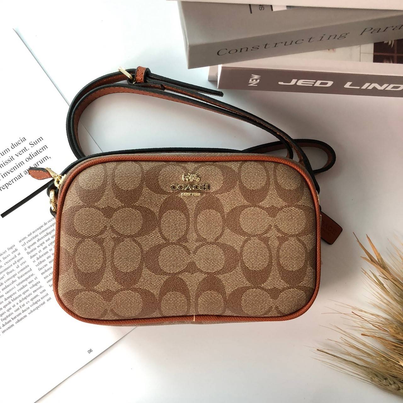 COACH MINI CROSSBODY BAGกระเป๋าสะพาน size mini วัสดุหนังลาย signature เปิด - ปิดด้วยซิป แบ่ง2 ช่องใหญ่ ภายในโล่ง ใส่ wallet สั้น มือถือได้ทุกรุ่น และของใช้จุกจิก พร้อมสายยาวถอด ปรับได้ค่ะ