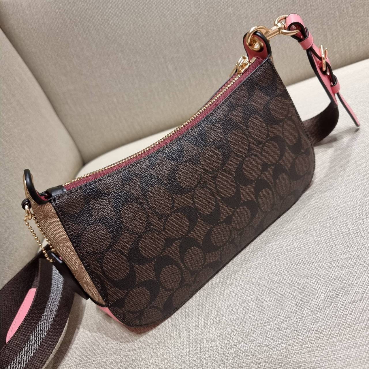 COACH C7264 C6823 C6817 JES BAGUETTE IN SIGNATURE CANVAS คอลเลคชั่นใหม่ล่าสุด พร้อมเสิร์ฟความสวยถึงบ้านเช่นเคย!! กระเป๋าสะพายทรงบาแกตต์ ดีไซน์ย้อนยุค ที่แอบแฝงความเรียบหรูดูแพงอยู่ในตัว โดดเด่นด้วยสายสะพายเส้นใหญ่ โทนสีคอนทราส ทำให้ไอเท็มนี้ดูมีลูกเล่นมาก