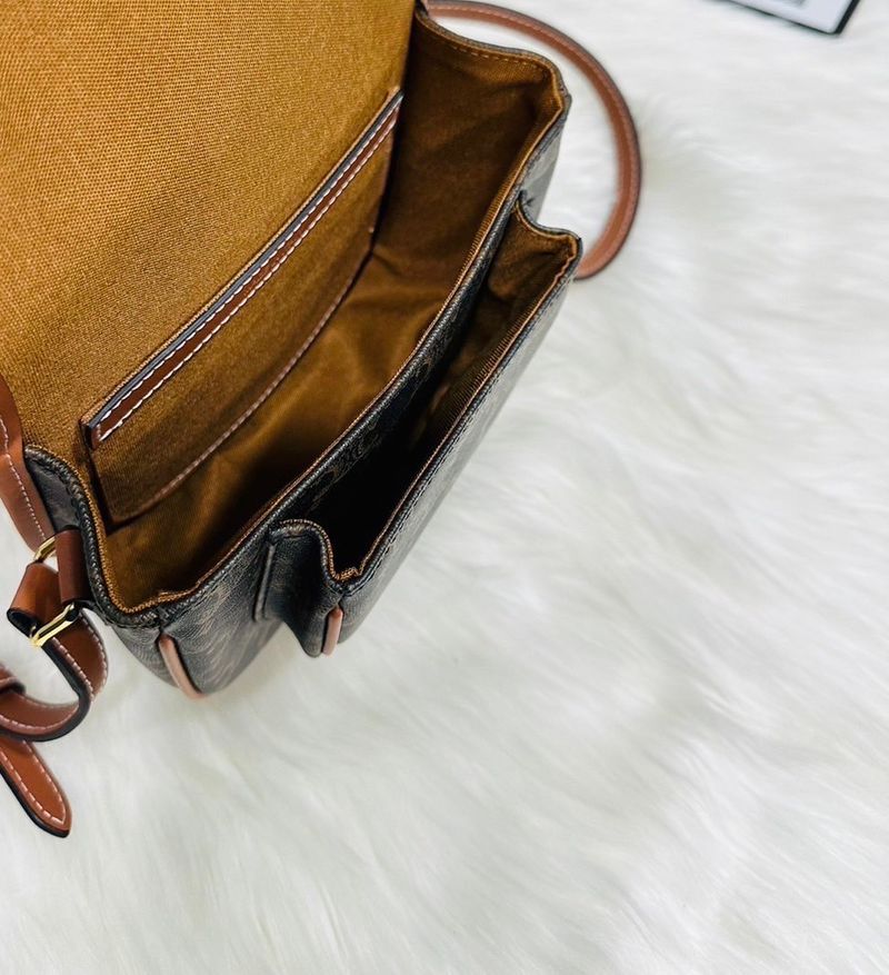 CELINE Folco bag in Triomphe canvas and Leather กระเป๋าสะพายข้าง รุ่นตามหาเข้าเพิ่มเติมสต๊อกพร้อมส่งแล้วค่าสาวๆ รุ่นยอดฮิต ขายดีไม่มีตก ทรงสวยโดดเด่นเป็นเอกลักษณ์ ดีไซน์โค้งมนสวยงาม