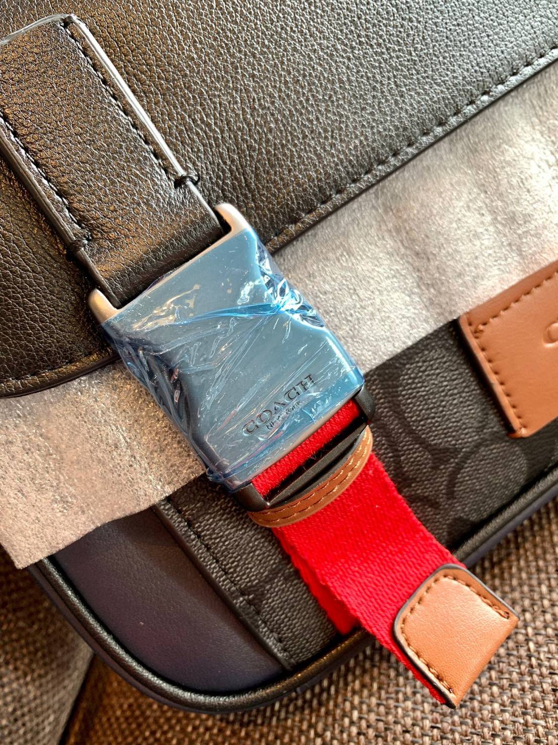 ไม่มีถือว่าพลาดมากๆ สำหรับรุ่นนี้ ใหม่เอี๋ยมเลยค่าา😘 COACH TRACK CROSSBODY IN COLORBLOCK ((4141//4021)) พร้อมส่งที่ไทย ใหม่ล่าสุดค่ะ! กระเป๋าสะพายครอสบอดี้ร์หรือสะพายข้าง หนังแท้ชั้นดีที่สุด หนังนิ่มสวยมากๆค่ะ ด้านหน้าเย็บป้ายหนังโลโก้แบรนด์ เปิดป