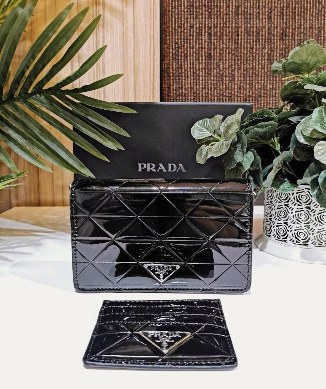 PRADA CLUTCH BAG WITH CARD HOLDER VIPGIFT WITH PURCHASE พรีเมี่ยมกิ้ฟรุ่น Limited จาก DUTYFREE สวยหรูดูดีสุดคุ้มมากๆได้ทั้งกระเป๋าสะพายทรงคลัชพร้อมสายโซ่แบรนด์ + กระเป๋า Card Holder ใส่นามบัตรครบชุดไอเท็มใหม่ล่าสุดน่าใช้น่าสะสม สินค้ามาพร้อมกล่องแบรนด์ Du