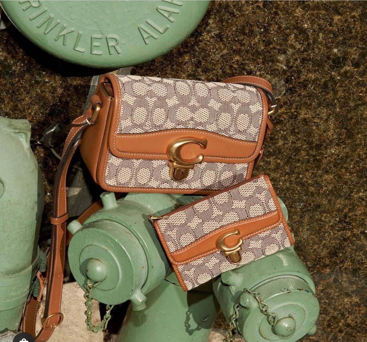 COACH STUDIO SHOULDER BAG 19 IN SIGNATURE JACQUARD ((C7937)) พร้อมส่งที่ไทย ยังไงต้องมีแล้วล่ะสาวๆๆ กระเป๋าสะพายแบบครอสบอดี้ร์ วัสดุJacquard ทอลายแบรนด์+หนังแท้ ได้ลงตัว ลุคคลาสสิค ดูดีมากๆค่ะ ด้านหน้าประดับด้วยโลหะโลโก้แบรนด์ตัวใหญ่ หรู พร้อมที่เปิดปิดแบ