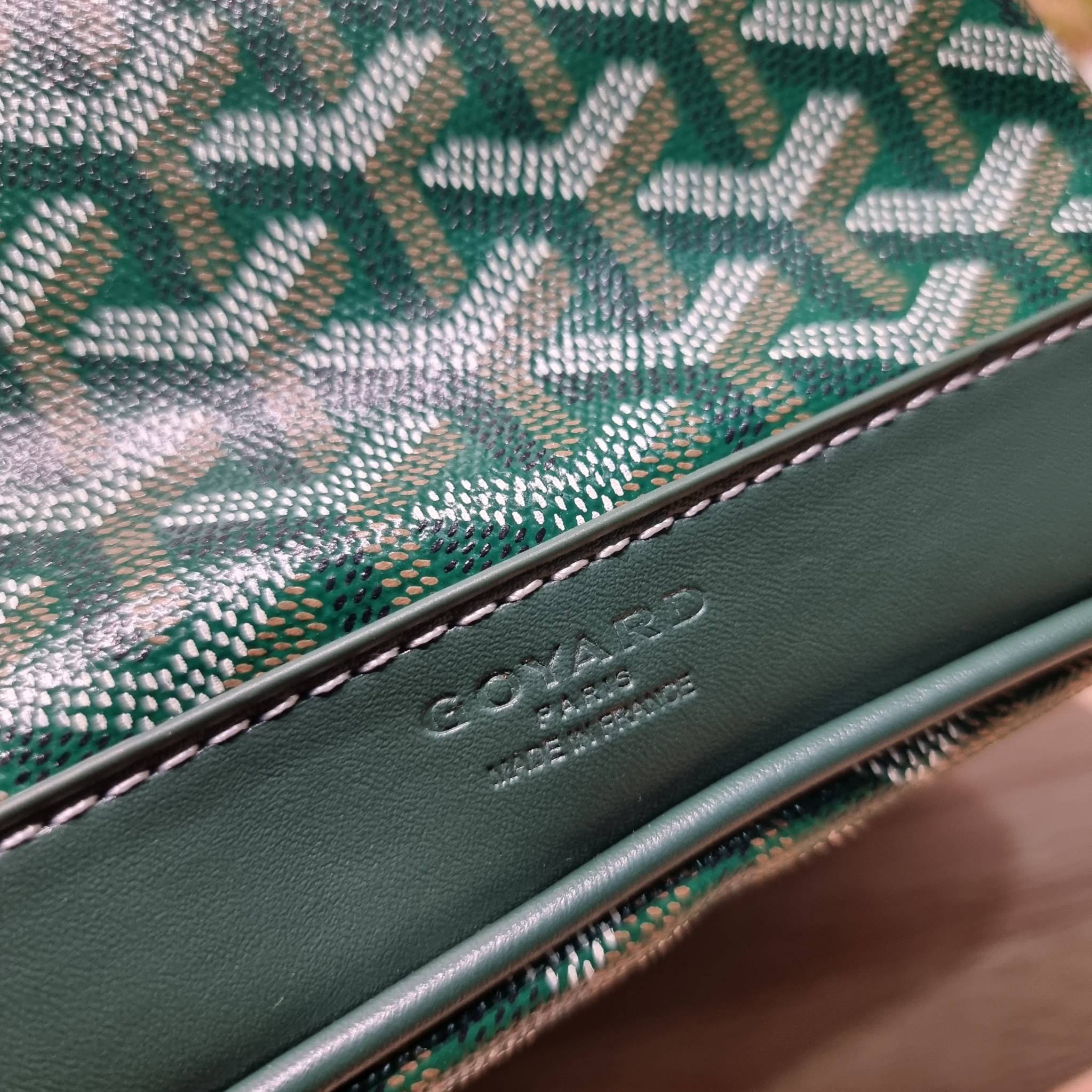 GOYARD PETITE FLOT BUCKET BAG กระเป๋าสะพายทรงบัคเก็ต ที่ดีไซน์สะดวกต่อชีวิตมาก รูปทรงคลาสสิค ดีไซน์เป็นเอกลักษณ์ สดใสทุกสี ดูผู้ดีในตัว วัสดุหนังแคนวาสพิมพ์ลายสวยคม ปากกระเป๋ารูดเปิด-ปิดได้ตามชอบ ภายในเป็นช่องโล่ง ใส่กระเป๋าสตางค์ มือถือ ได้ครบถ้วน มาพร้อ