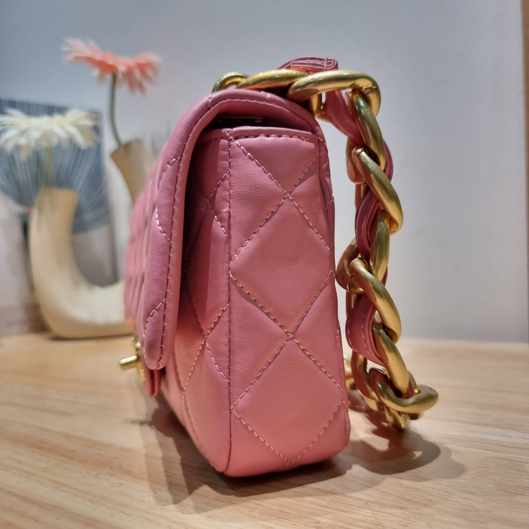 Chanel chunky chain bag สวยฟาดย้อนยุคความหรู ในราคาที่จับต้องได้ กับกระเป๋าสะพายไหล่ ไซส์กำลังสวย โดดเด่นด้วยสายสะพายโซ่สลับหนังเส้นใหญ่ ทนทาน ดูแพง