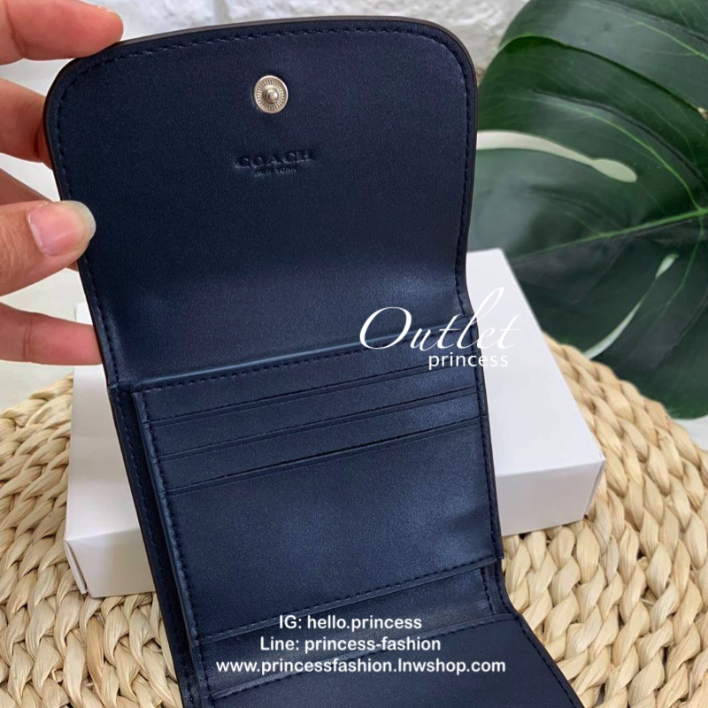 COACH SHOT WALLET BAG กระเป๋าสตางค์ใบสั้น วัสดุหนังแกะสวย ลายน่ารัก ขนาดกำลังดี เปิดปิดกระเป๋าแบบกระดุม ข้างในมีช่องใส่ธนบัตรตามยาวได้ ช่องใส่บัตรต่างๆได้ถึง 9 ใบ พร้อมช่องซิปด้านหลังใส่เหรียญหนึ่งช่องค่ะ เป็นอีกรุ่นที่น่าใช้