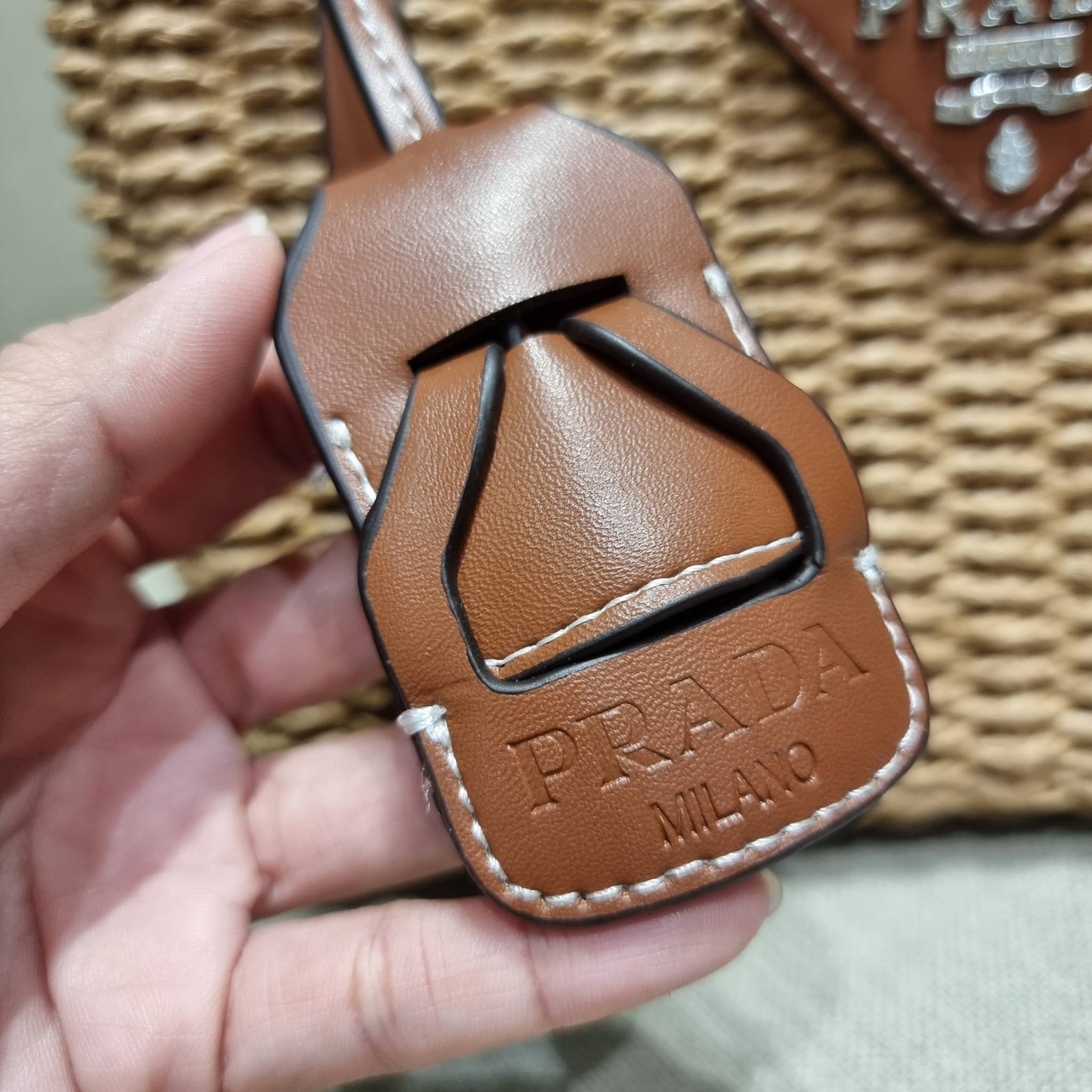 PRADA CORN HUSK AND LEATHER TOTE ธรรมชาติเป็นหนึ่ง!! กับอีกไอเท็มรักษ์โลก ด้วยดีไซน์ล้ำทันสมัย ผสานกับวัสดุจากธรรมชาติ ออกมาเป็นลายสานที่สวยหรู ไม่กระด้าง กระเป๋าทรงโท้ท ขนาดกำลังสวย มาพร้อมหูจับในตัว มีซิปรูปเปิด-ปิดที่ปากกระเป๋า ภายในโล่งกว้าง ใส่ของได้