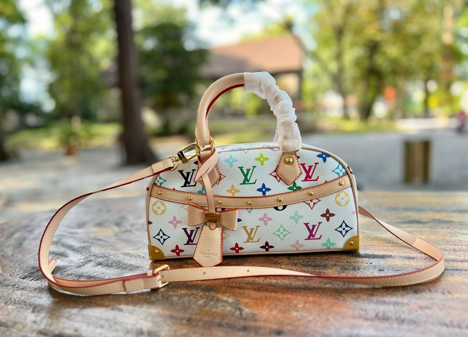 ORI หนังแท้ | LV x TM Handbag East West Murakami ซีซั่นนี้จะเป็นรุ่นไหนไปไม่ได้นอกจากรุ่นใหม่ล่าสุด พิมพ์ลายโมโนแกรมทั้งใบทรงล้ำสมัย หนังแท้นิ่มอย่างดี ประดับด้วยหมุดโลหะสีทองสุดหรูค่ะ