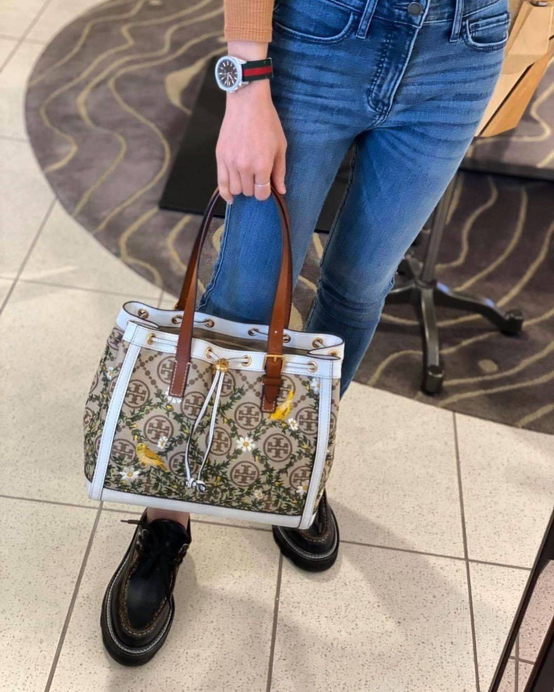 ของแท้ 💯% TORY BURCH FACTORY MONOGRAM JACQUARD TOTE BAG กระเป๋าถือหรือสะพายรุ่นล่าสุดดีไซน์ยอดนิยมจาก TORY BURCH FACTORY OUTLET วัสดุ Woven Jacquard & Leather ทอลาย Jacquard Singnature