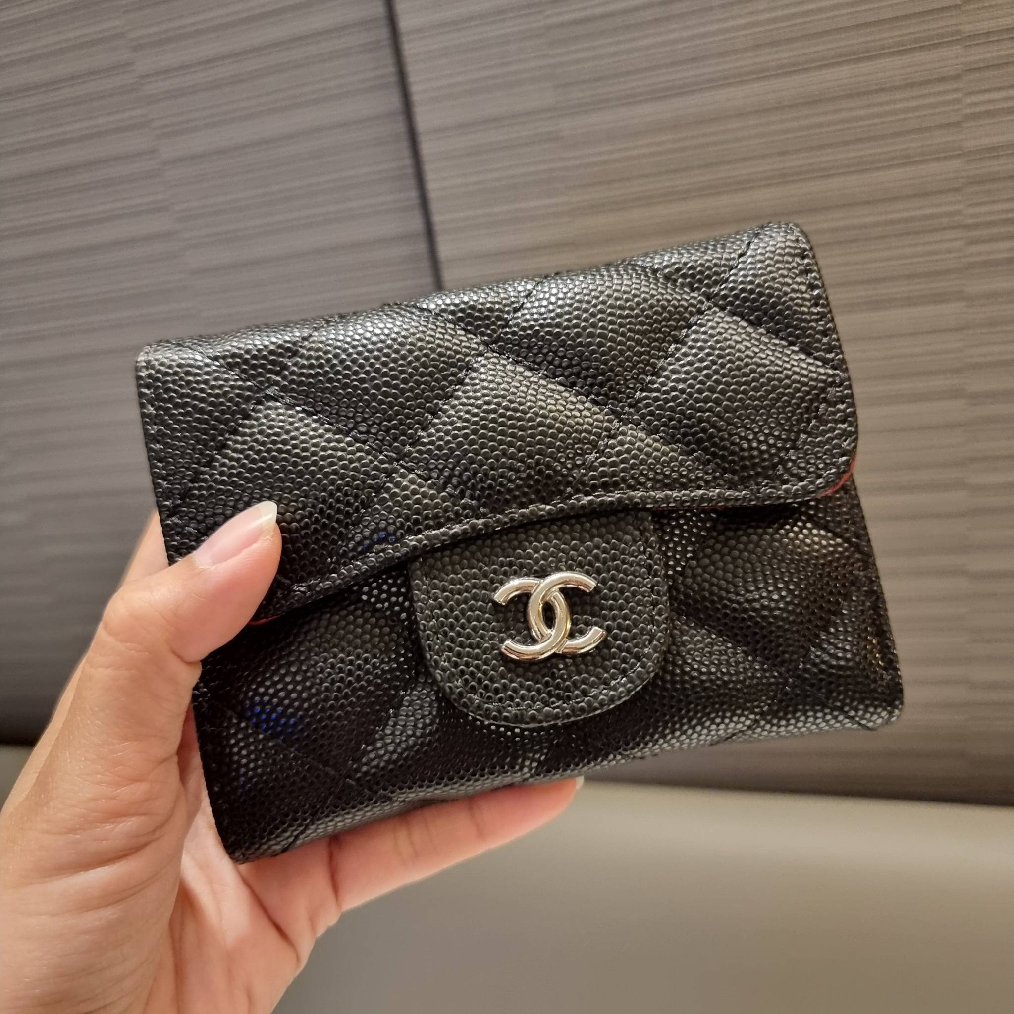 VIP 】มาแล้วจ้า!! รุ่นแนะนำ!! ฮิตติดใจสาวๆ!! กระเป๋าสตางค์ใบสั้นรุ่นฝาพับ จาก Chanel premium for gift เรียบหรู ดูไฮน์ วัสดุหนังสังเคราะห์ลายคาร์เวีย ด้านในเป็นหนังซาฟเฟียโน่ เปิด-ปิดด้วยกระดุมแม่เหล็ก ภายในกระเป๋ามีช่องใส่บัตร ใส่ธนบัตรได้ ดีไซน์เรียบหรูตา