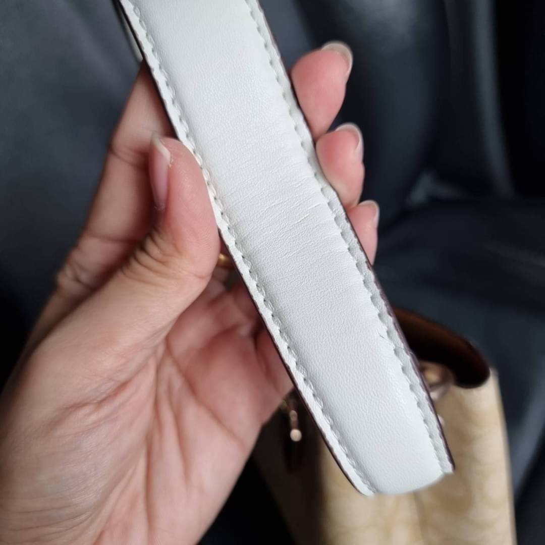 COACH 2312 SMALL TOWN BUCKET BAG IN SIGNATURE CANVAS รุ่นยอดนิยมใบเล็กมาครบสีแล้วจ้า กระเป๋าทรงบัคเก็ต สีผู้ดี๊ผู้ดี ตัวกระเป๋าดีไซน์คลาสสิคลายซี ดูโดดเด่น วัสดุหนังแคนวาสเคลือบลาย สวยคมทุกมุมจริงๆ!! เปิด-ปิดด้วยกระดุมแม่เหล็กทั้ง 2 ฝั่ง ภายในเป็นช่องโล่ง