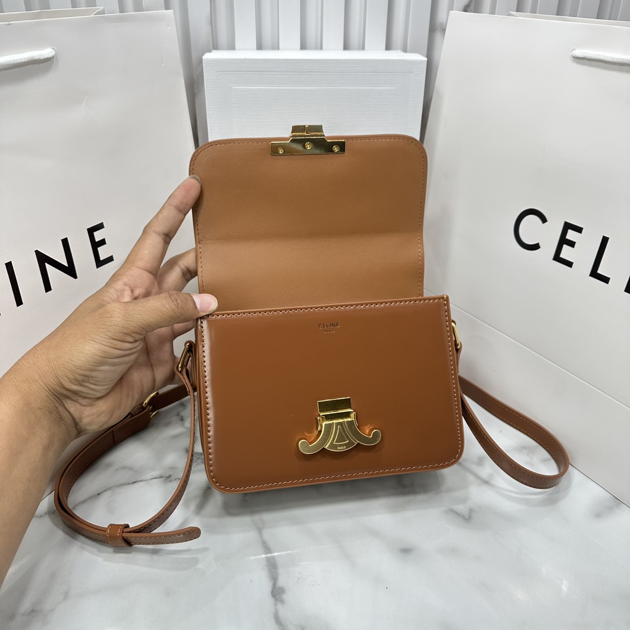 ORI หนังแท้ | 7" CELINE TRIOMPHE TEEN BAG in glossy leather กระเป๋าสะพายรุ่นยอดนิยม ถ่ายทอดให้เห็นถึงแก่นแท้ของสไตล์แบบ CELINE งานหนังเรียบเงาสวยหรูหรา