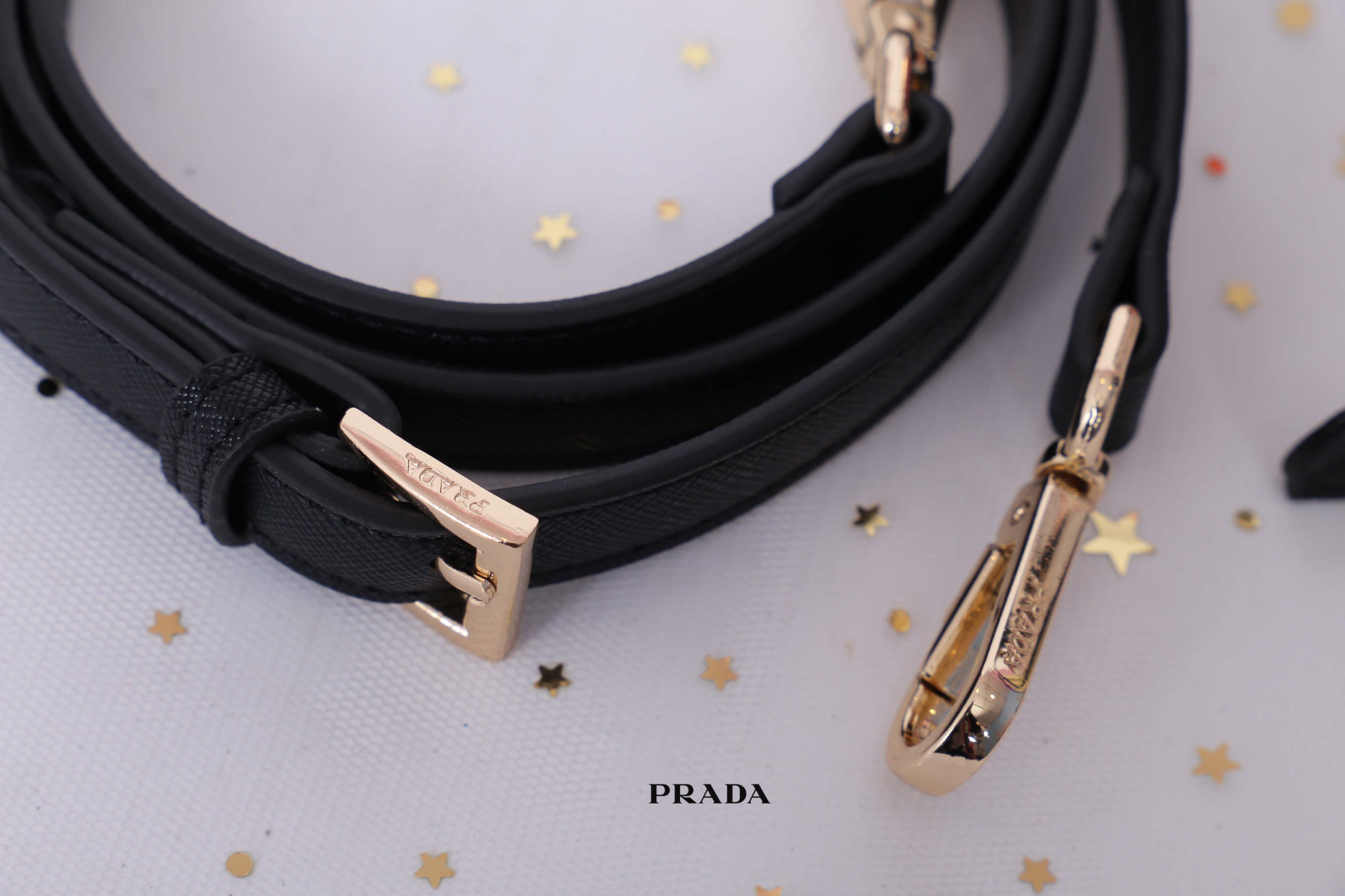 Prada bucket bag Premium gift New in! กระเป๋าถือหรือสามารถสะพายข้าง ทรงขนมจีบ สุดน่ารักดีไซน์ใหม่ super cute! วัสดุ nylon เนื้อหนา อะไหล่ทองด้านหน้ามีโลโก้แบรนด์ พร้อมช่องซิป กระเป๋า เปิดปิดแบบ drawstring ภายในกระเป๋าโล่ง ใส่ของได้จุ พร้อมสายยาวลาย saffia