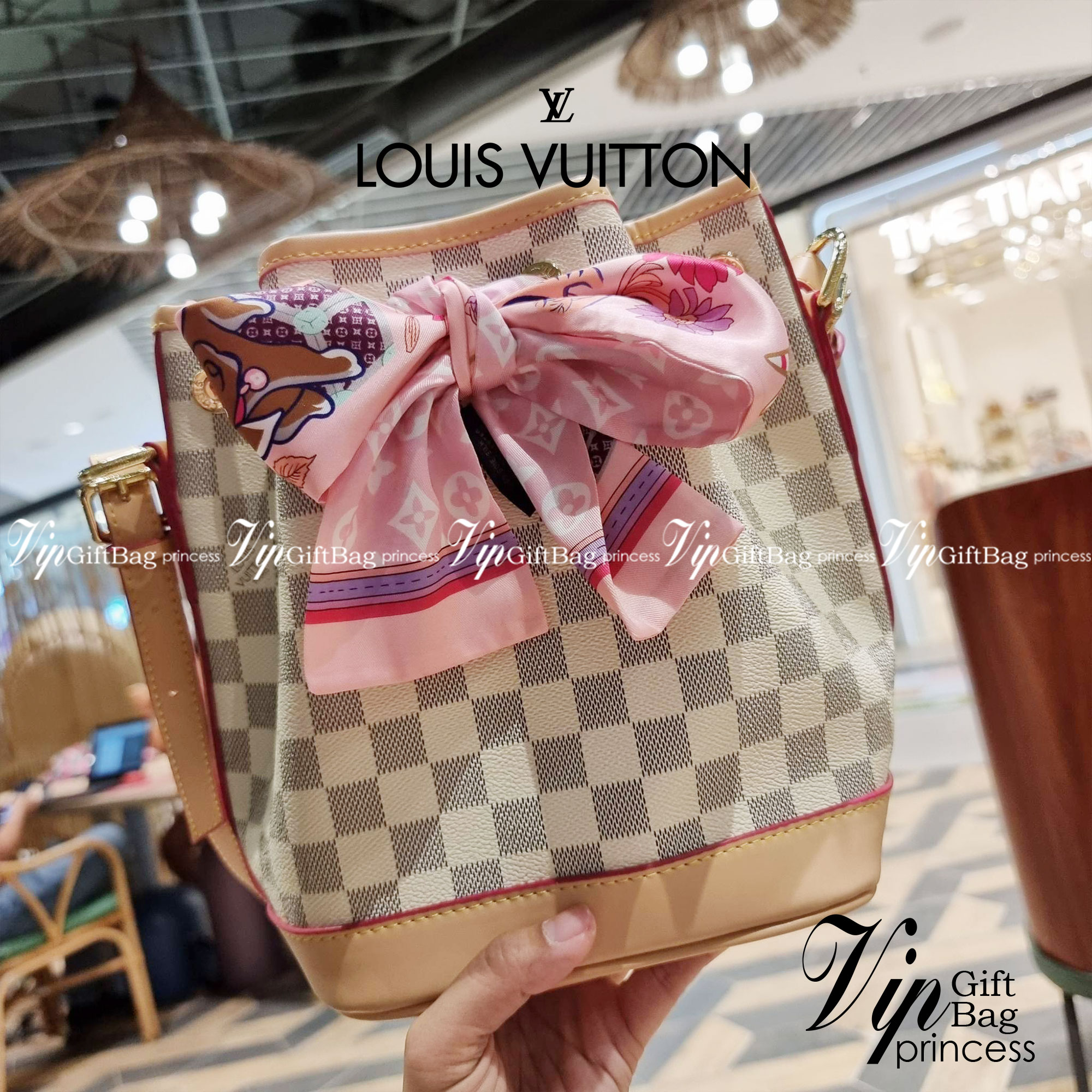 LV Noe bb damier azur กระเป๋าทรงขนมจีบสุดฮอต ราคาสุดคุ้ม ลิมิเต็ดมากๆ แถมฟรี ริบบิ้นแบรนด์เอนกประสงค์ จะใช้แทนสายรูดปากกระเป๋า ผูกเป็นโบว์ตกแต่งเก๋ๆ หรือจะพันถนอมสายสะพายยังได้ คุ้มจริง!! วัสดุหนังแคนวาส ภายในโล่งกว้าง ใส่ของได้ตามสะดวก สายสะพายปรับได้อีก