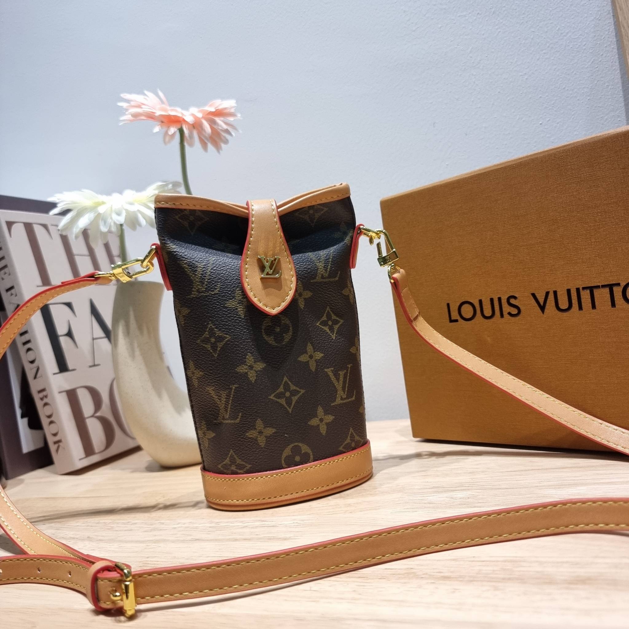 LV FOLD POUCH กระเป๋าสะพายไซส์มินิ น่ารักน่าใช้ มีความกะทัดรัด ไม่เกะกะ แต่สามารถใส่ของจำเป็นได้ ใส่โทรศัพท์ กระเป๋าสตางค์ใบเล็กได้ รูปทรงสวย วัสดุหนังแคนวาส ปากกระเป๋ามีกระดุมแม่เหล็กคาด ใช้งานได้สะดวกยิ่งขึ้น ภายในเป็นช่องโล่ง มาพร้อมสายครอสถอดออกได้ ปร