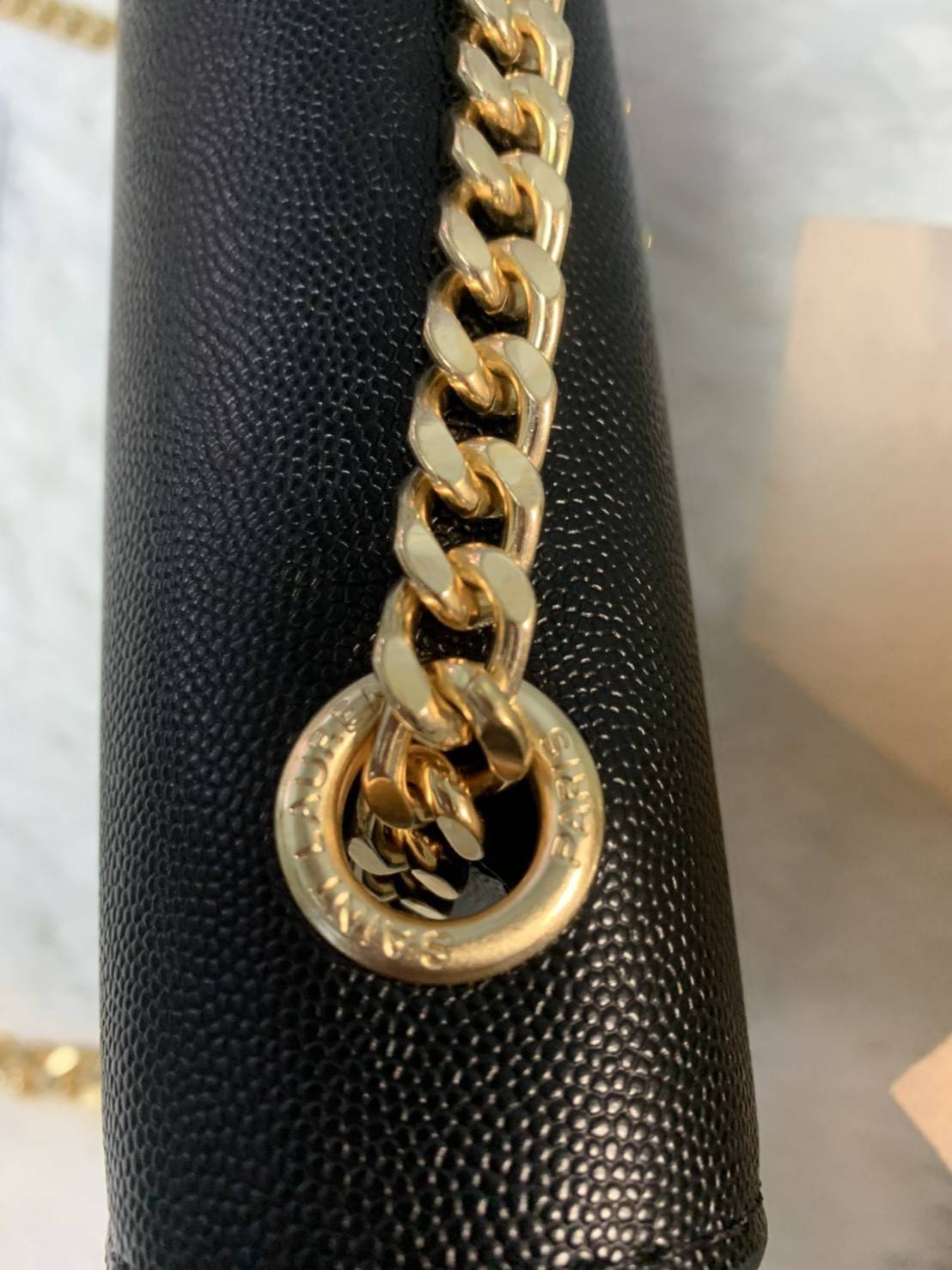 SAINT LAURENT Kate Medium leather shoulder bag VIP GIFT WITH PURCHASE (GWP) พรีเมี่ยมกิ้ฟ Limited Edition จาก YSL DUTY FREE COUNTER วัสดุหนังแกะสังเคราะห์ ลวดลายคล้ายหนังคาเวียร์ หนังสวย ใช้ทน อะไหล่ทองทั้งใบ ด้านหน้าประดับโลโก้แบรนด์ ขนาดกระทัดรัดกำลังดี