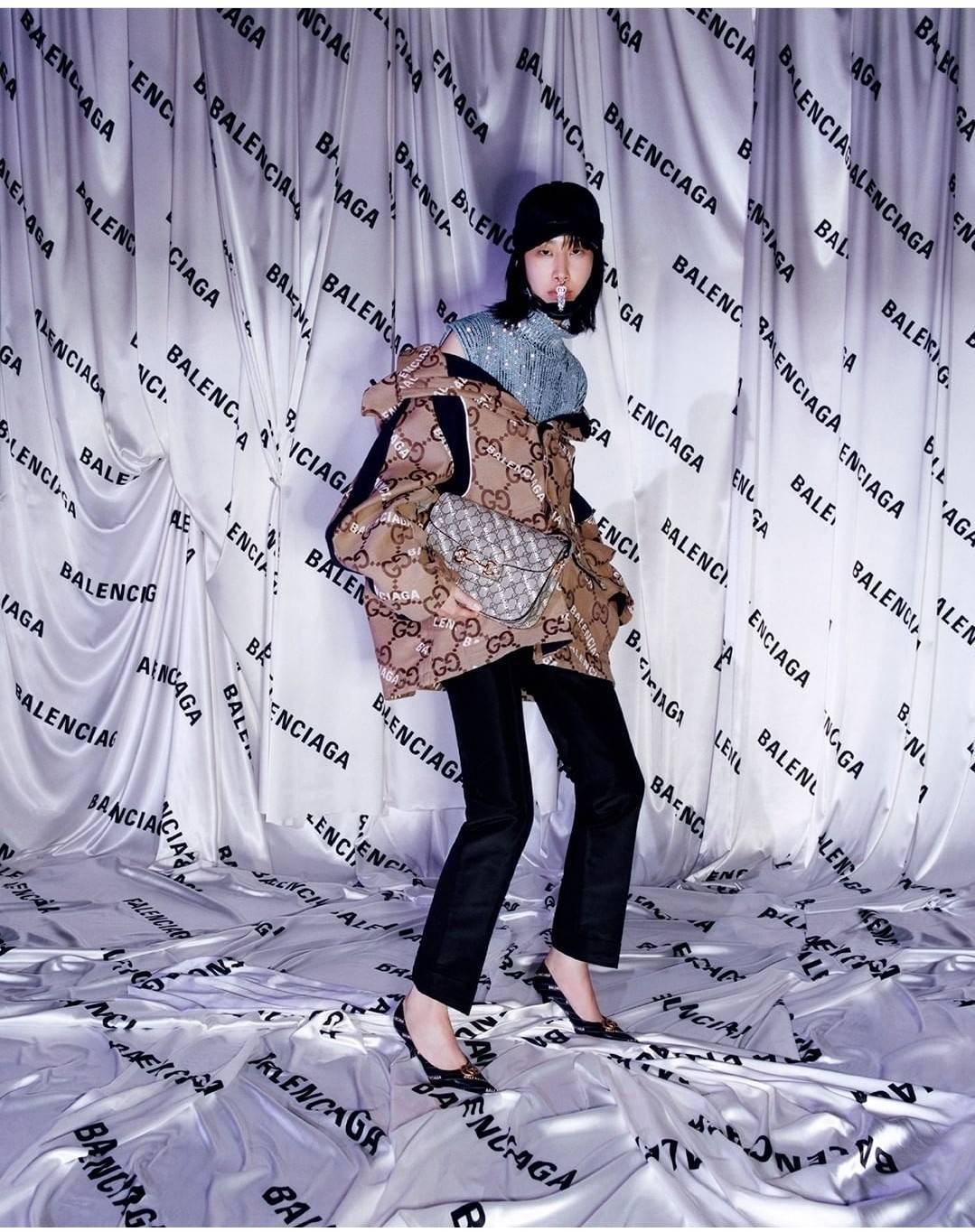 GUCCI x Balenciaga Horsebit 1995 รุ่นเด็ดสุด!! ฮ็อตสุด!! ที่ไม่ว่าใครก็ต้องรอคอย กับโปรเจคสุดเลิศ Balenciaga × Gucci strap shoulder bag กระเป๋าสะพายไหล่/สะพายข้าง ดีไซน์ใหม่ที่คอลแลบระหว่าง 2 แบรนด์สุดโต่งในเรื่องแฟชั่น รับรองความสวยไม่โป๊ะ วัสดุหนังแคนวา