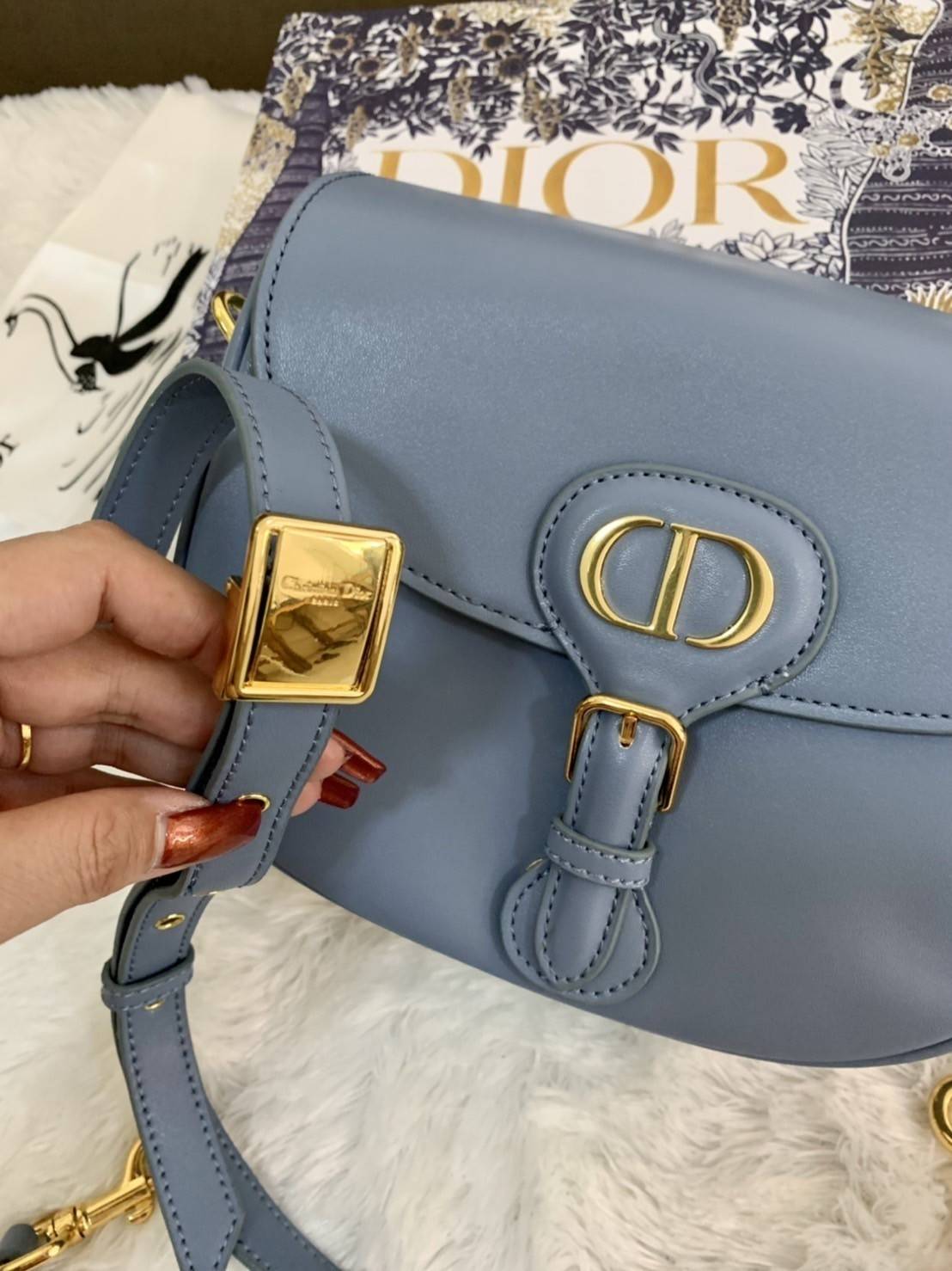 Dior Bobby Bag (GWP) พรีเมี่ยมกิ้ฟ Limited Edition วัสดุหนังแท้ Calfskin อะไหล่ทอง กระเป๋าหรูยอดฮิต ดีไซน์เป็นทรงโค้งเรียบหรูแบบโบฮีเมียนนิดๆ ด้านหน้าประดัลโลโก้ CD เด่นชัด ตอกย้ำความเป็นแบรนด์หรู Christian Dior แมทกับชุดได้ง่าย ใช้ได้ทุกวัน ทั้งสะพายไหล่