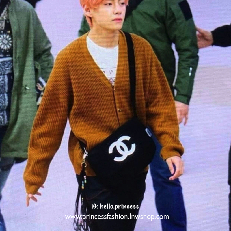 พร้อมส่งรุ่นขายดี! ฮิตที่สุด! Chanel Beaute Crossbody Bag กระเป๋าถือหรือสะพายพรีเมี่ยมของเเท้จาก Chanel Cosmetic Counter VIP Gift รุ่นแนะนำวัสดุขนวูฟหนานุ่มตัดโลโก้แบรนด์หนังแก้วสวยโดดเด่น น้ำหนักเบา เปิดปิดด้วยฝาปิดกระดุมแม่เหล็ก ใบใหญ่กำลังดีใส่ ipad กร