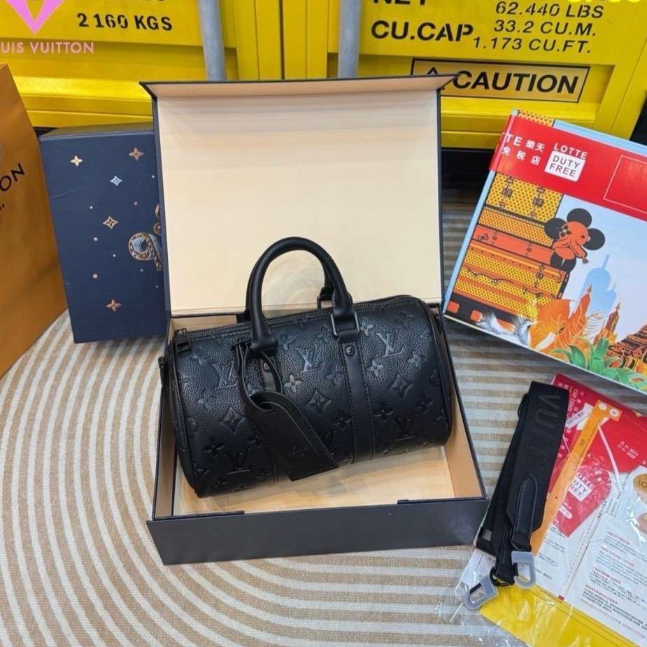 V Keepall Bandouliere 25 Bag กระเป๋าทรงหมอนสุดฮิต สีดำสวยคลาสสิค ดูแพงสุดๆ เท่และหรูในใบเดียว มาพร้อมสายสะพายแบบสปอร์ต ดีไซน์เริ่ดไม่ซ้ำใคร