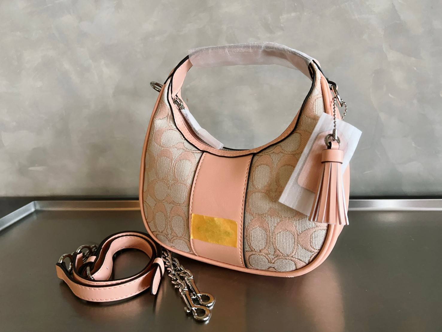 COACH CARMEN MINI CROSSBODY IN SIGNATURE JACQUARD กระเป๋ารูปทรงพระจันทร์โค้งมน น่ารักน่าใช้มากๆ!! เกรดท็อปออริ เกรดดีสุด สลับแท้ 1:1 ใช้ต่างประเทศได้