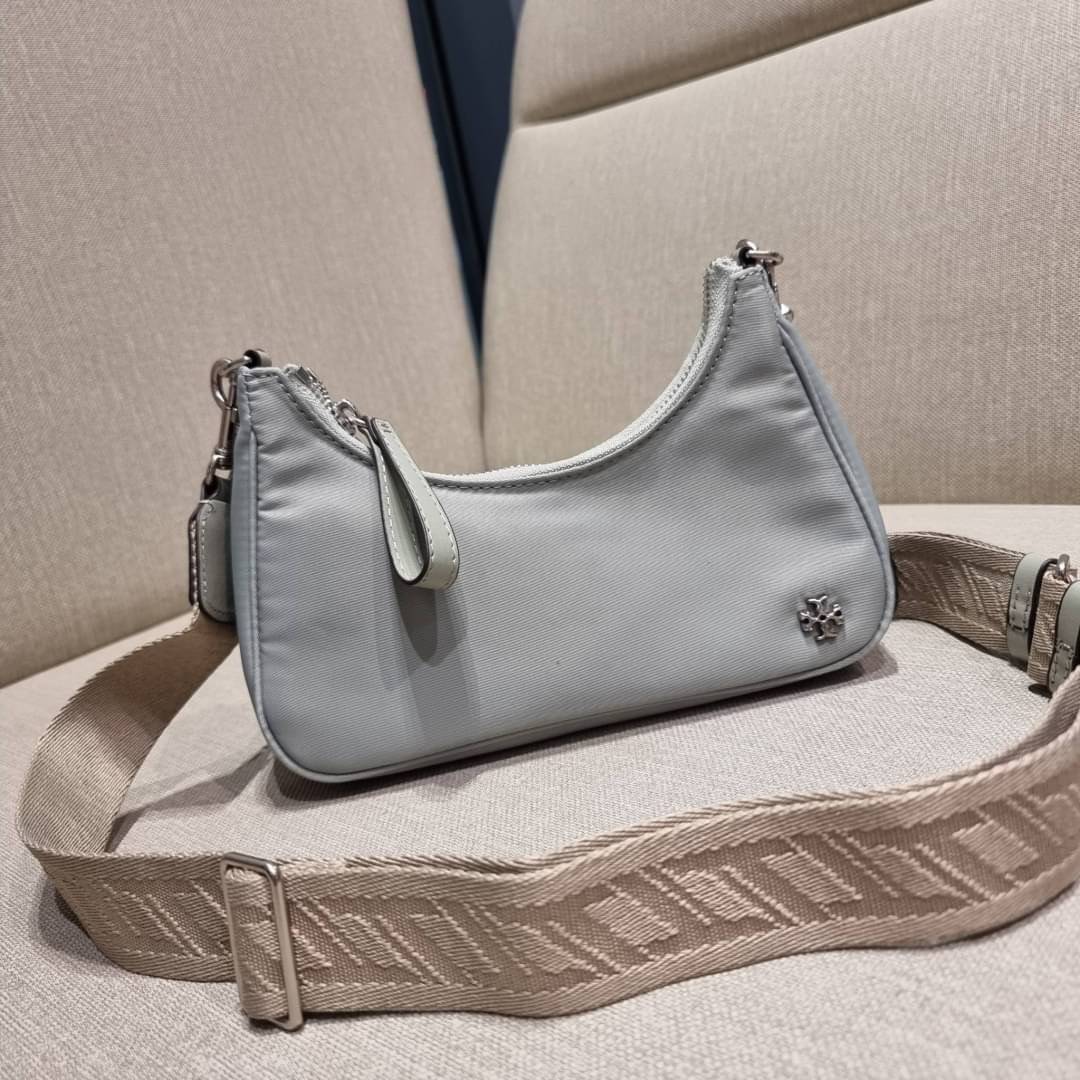 TORY BURCH MERCER NYLON SMALL SHOULDER BAG ใหม่ก่อนใคร!! กับคอลหวานๆ สดใสๆ กระเป๋าสะพายทรงโฮโบ ขนาดกะทัดรัด ฟังก์ชั่นการใช้งานจัดแบบเต็มที่ ด้วยสายสะพายถึง 3 เส้น สายโซ่คล้องแขน สายหนังแบบสั้นคล้องไหล่ และสายสปอร์ตเส้นใหญ่ ดูดี!! คุ่มแค่ไหนคิดดู!! วัสดุผ้