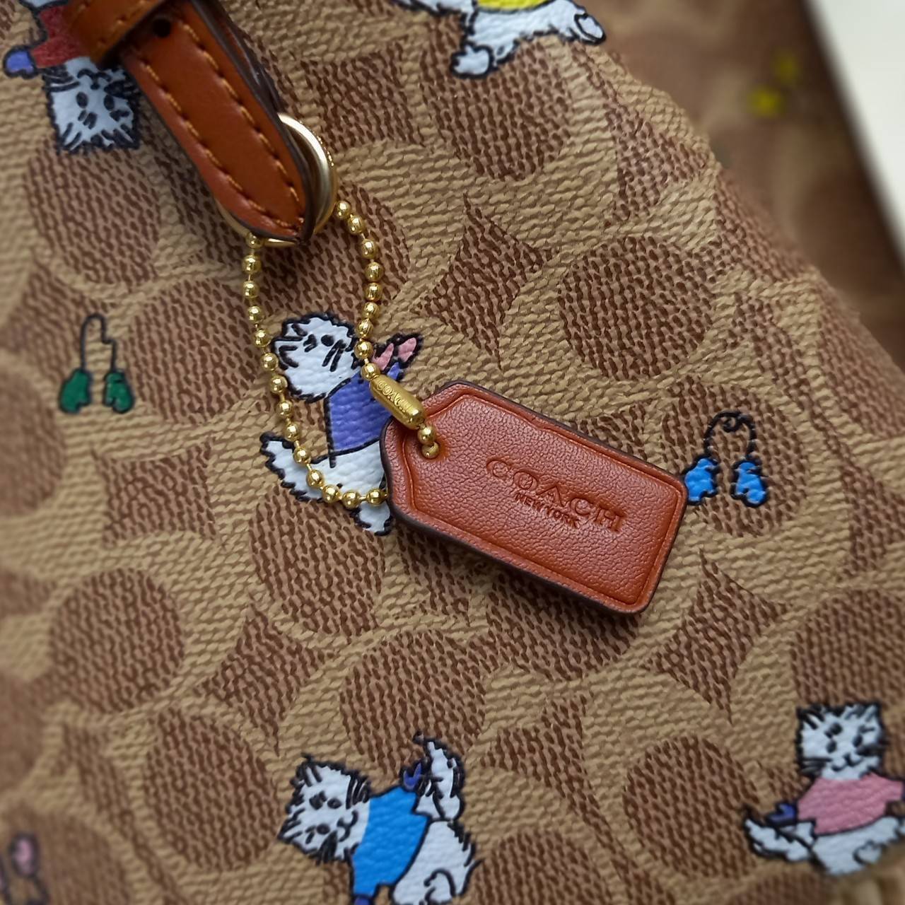 ไม่หลงรัก ทำไงไหว!! COACH MOLLIE TOTE 25 IN SIGNATURE CANVAS WITH SNOOPY (COACH C4250) กระเป๋าถือ กระเป๋าสะพาย รุ่นฮิต พิมพ์ลาย น่ารักเกินเบอร์ได้อีก// ขนาดเหมาะมือ มีสายสะพายยาว ถอดและปรับระดับได้ //วัสดุแคนวาส ผสมหนังแท้ ขึ้นทรงสวย ลาย SIGNATURE ด้านในโ