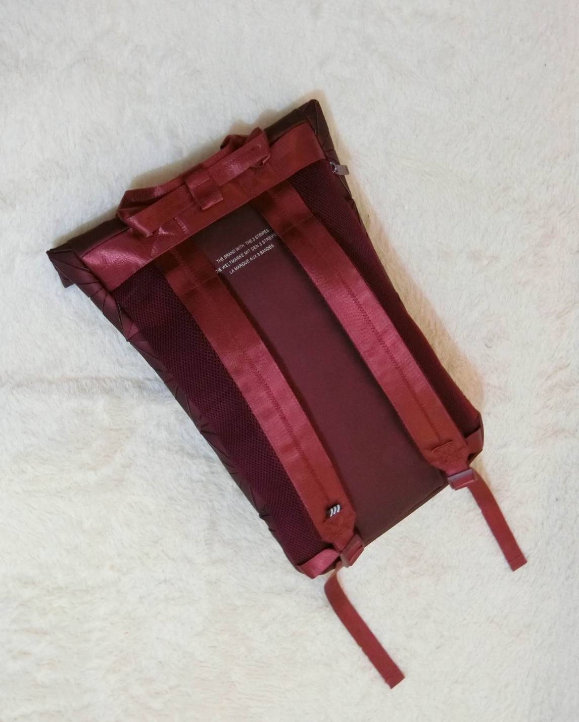 Adisas Originals BP Roll Top 3D Mesh 2017 Backpack Bag DH0100 กระเป๋าเป้สะพายหลัง ดีไซน์แบบ 3 มิติ วัสดุ polyurethane สีดำด้าน โดยใช้ลูกเล่นของเหลี่ยม และมุมเชื่อมเข้าหากัน การออกแบบกระเป๋าเป็นเหมือนถุงทรงสูง ส่วนปากกระเป๋า เปิดปิดแบบตีนตุ๊กแก ม้วนพับ และ